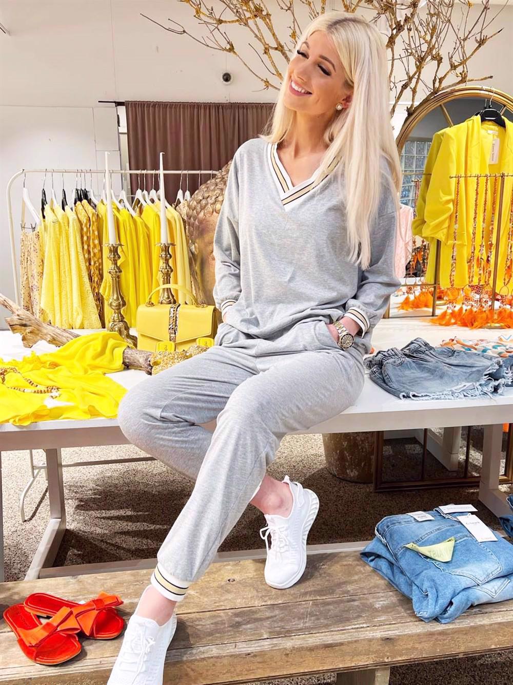 Celestine - Joggingsæt med kanter med guldstribe