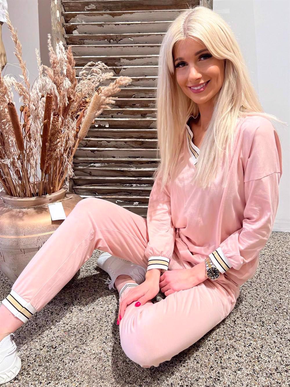 Celestine - Joggingsæt med kanter med guldstribe