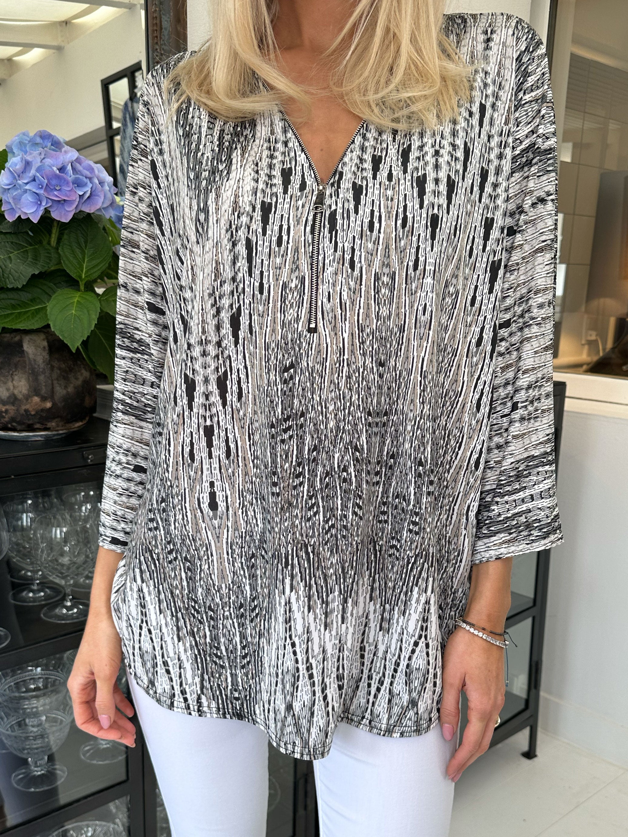 Celia Stripe - Sød tunika i elastisk stof med lynlås