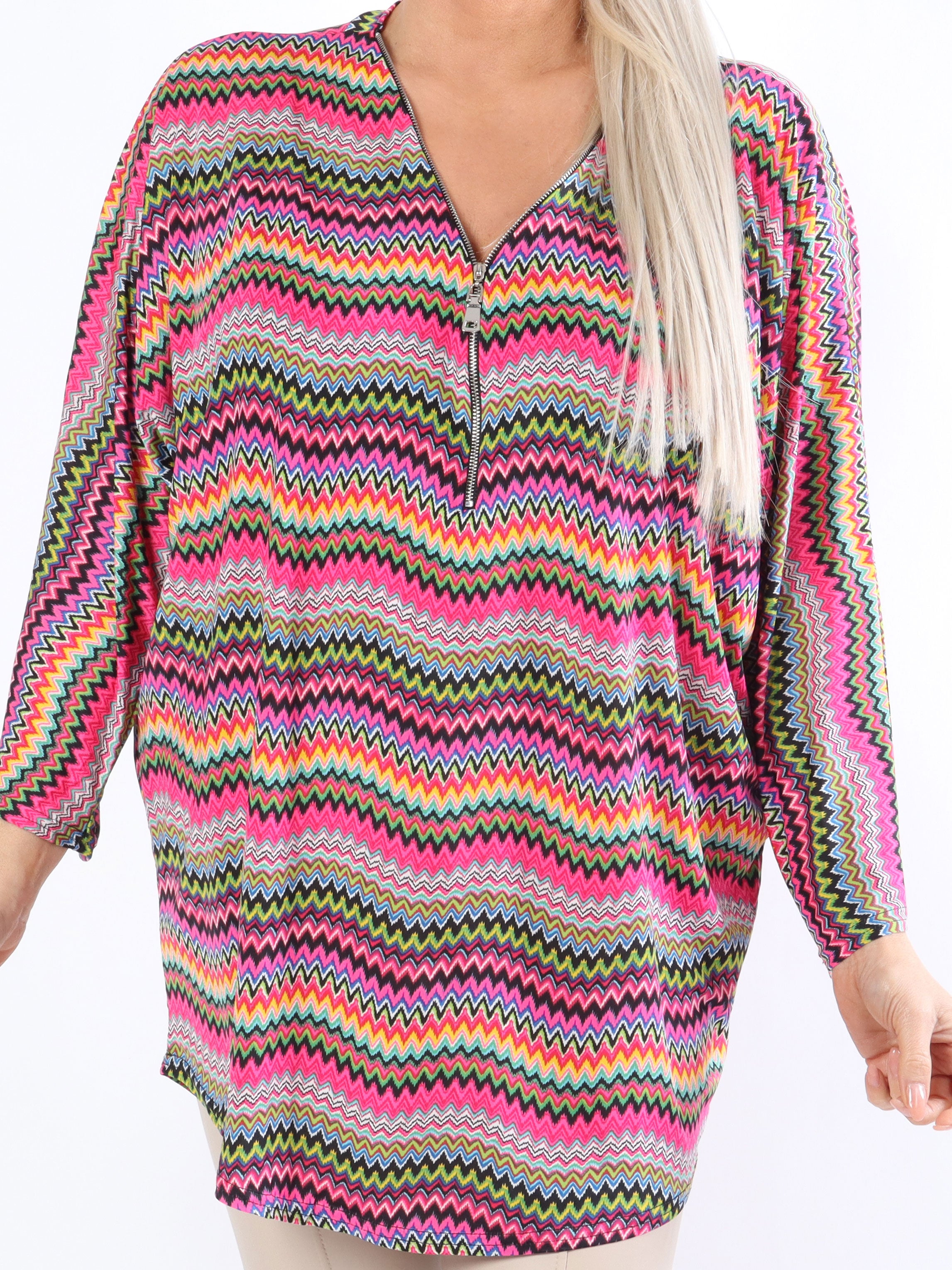 Celia Zigzag - Sød plus size tunika i elastisk stof med lynlås
