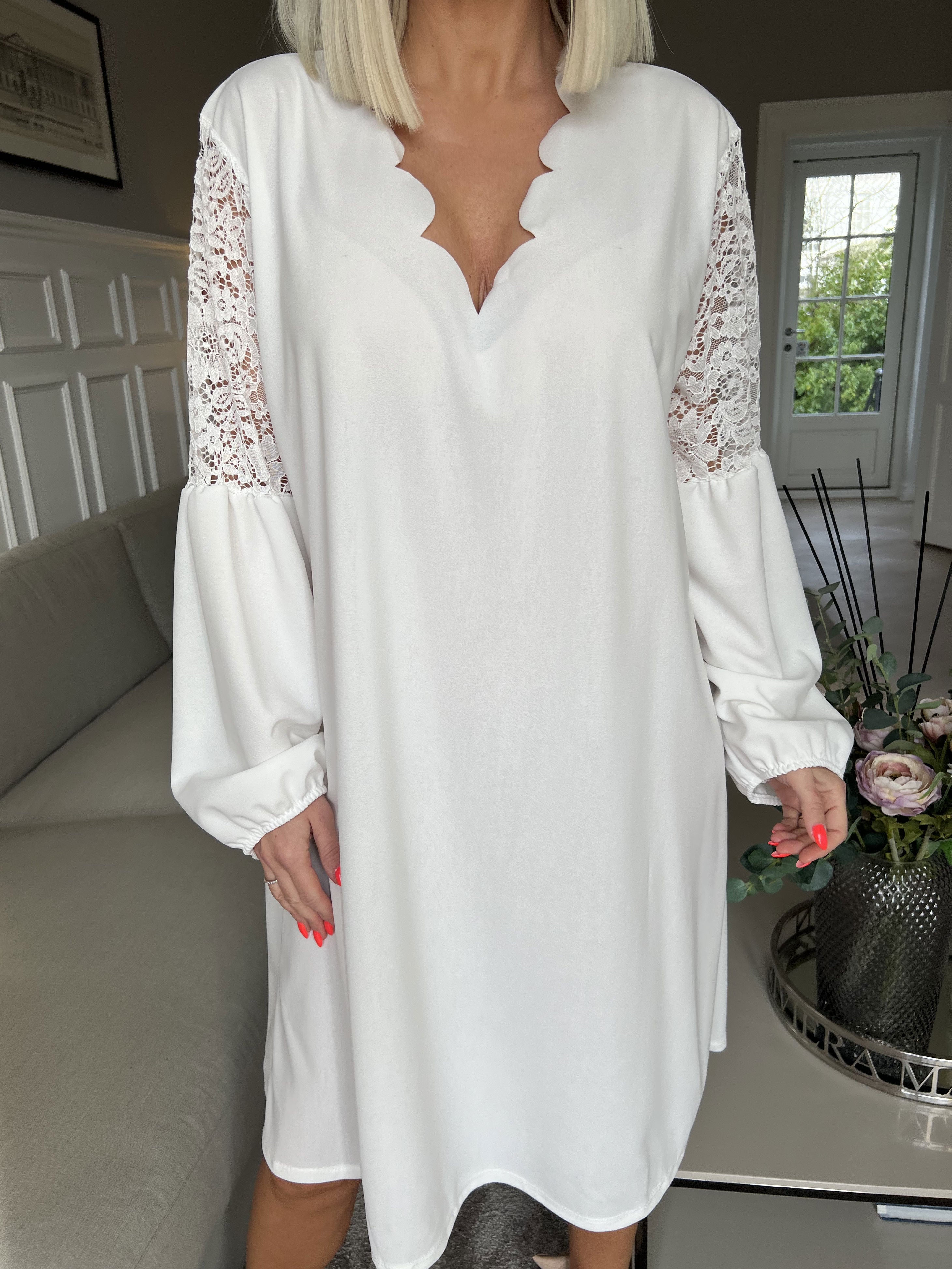 Carmen - Plain kjole med smuk blonderyg og ærmer