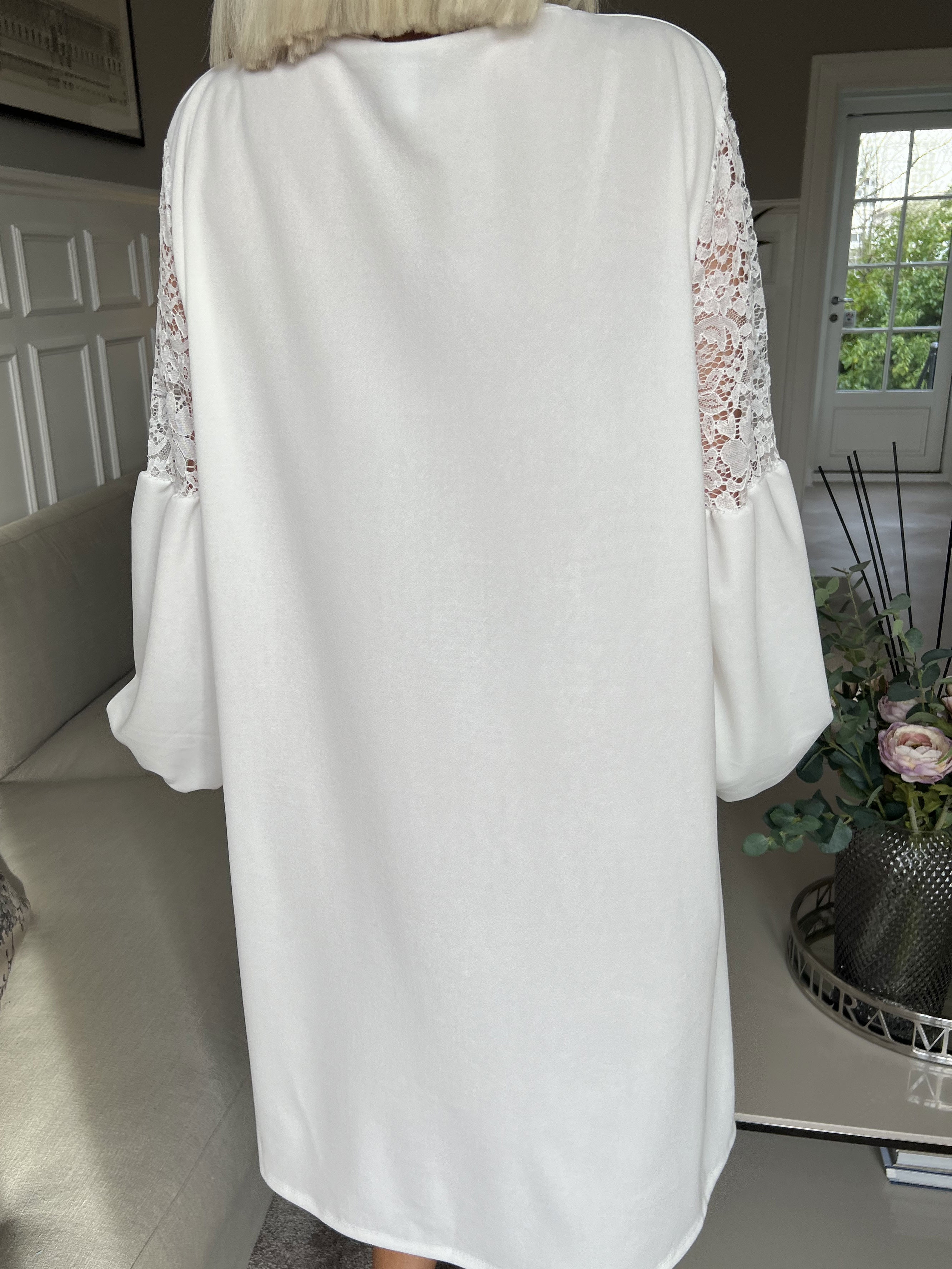 Cenobia - Feminin kjole med blonde og ballonærmer