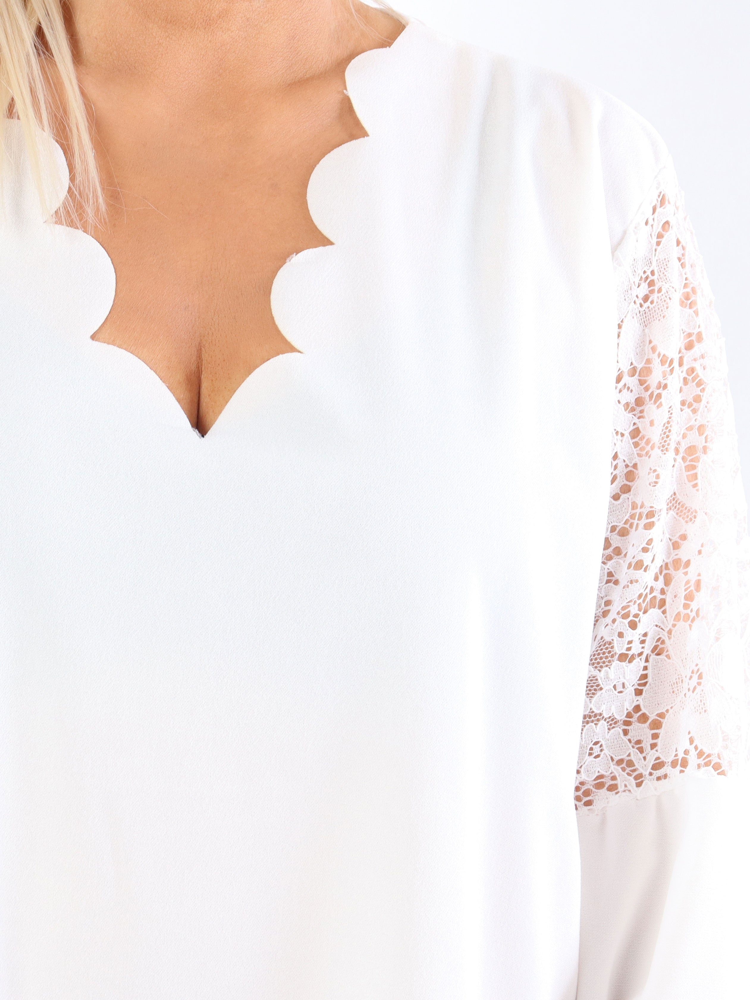 Cenobia - Feminin plus size kjole med blonde og ballonærmer