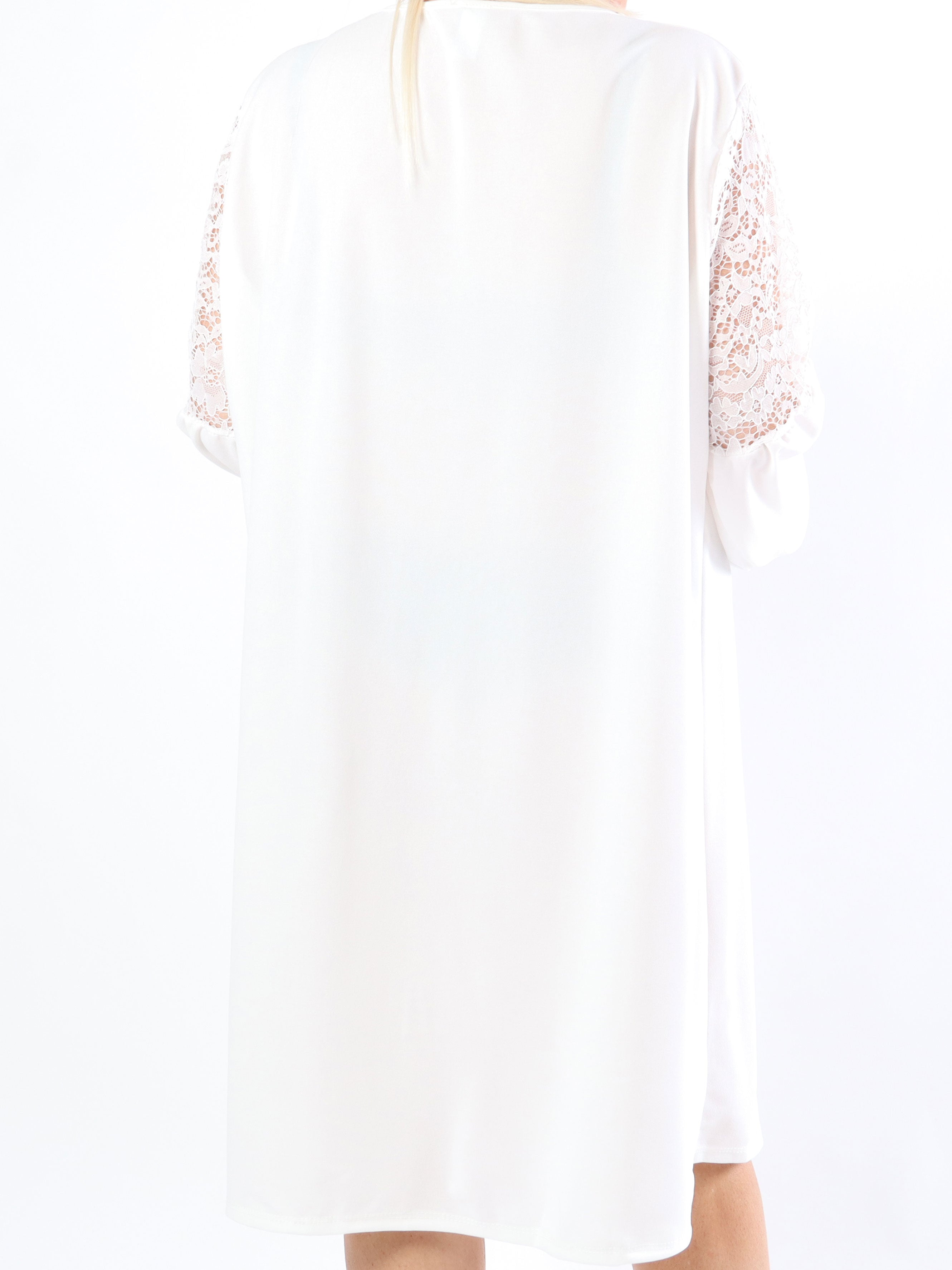 Cenobia - Feminin plus size kjole med blonde og ballonærmer