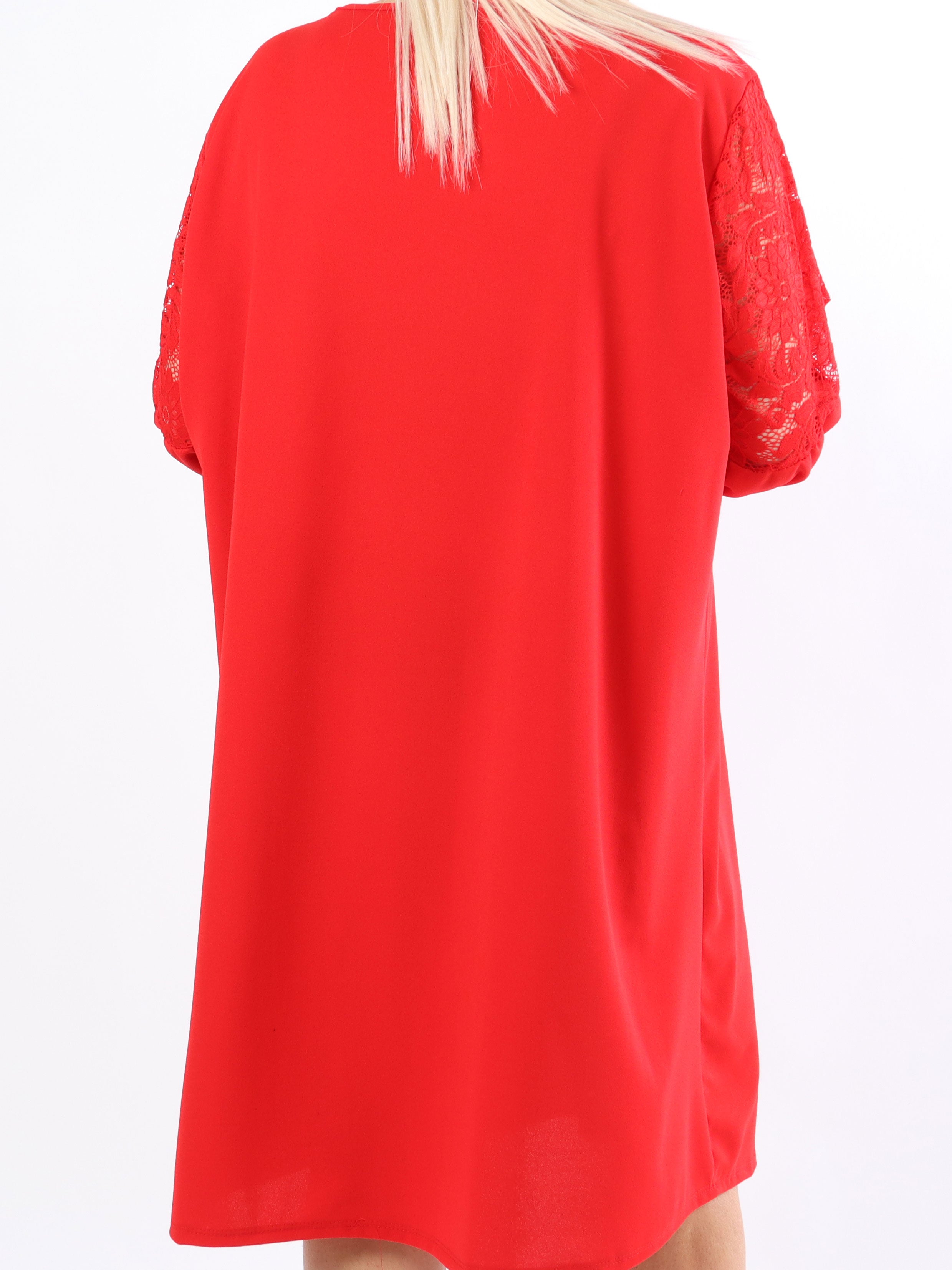 Cenobia - Feminin plus size kjole med blonde og ballonærmer