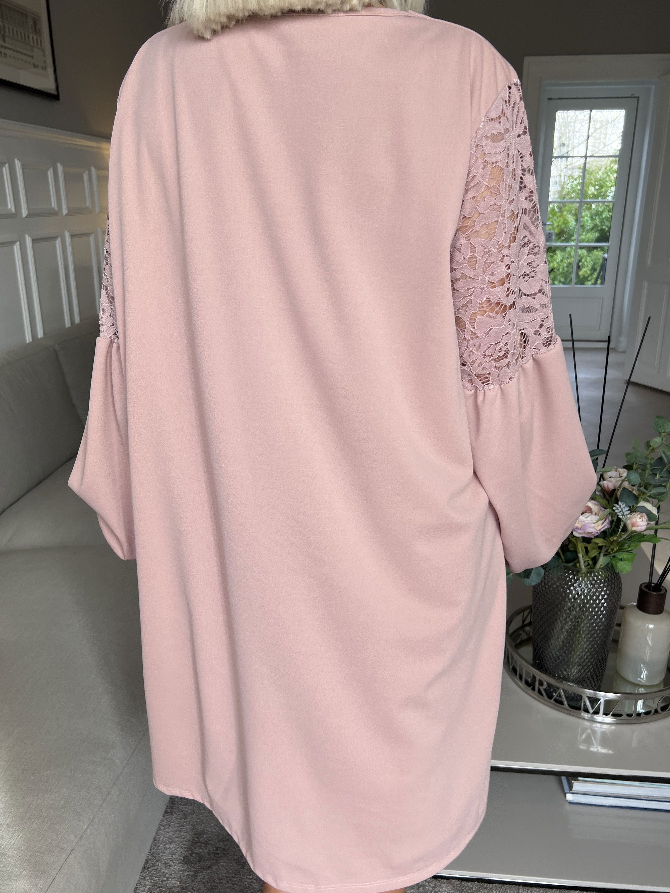 Carmen - Plain kjole med smuk blonderyg og ærmer