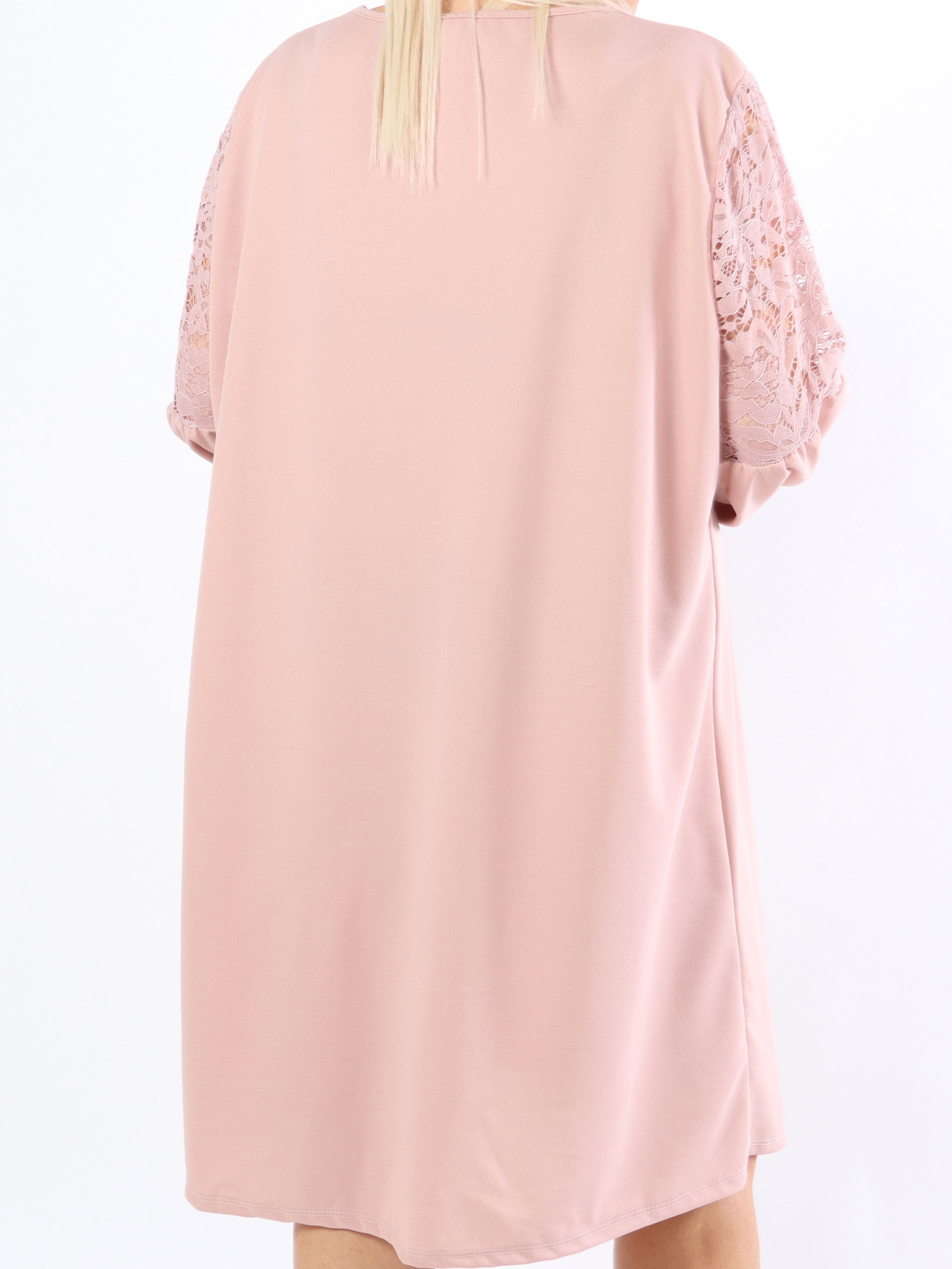 Cenobia - Feminin plus size kjole med blonde og ballonærmer