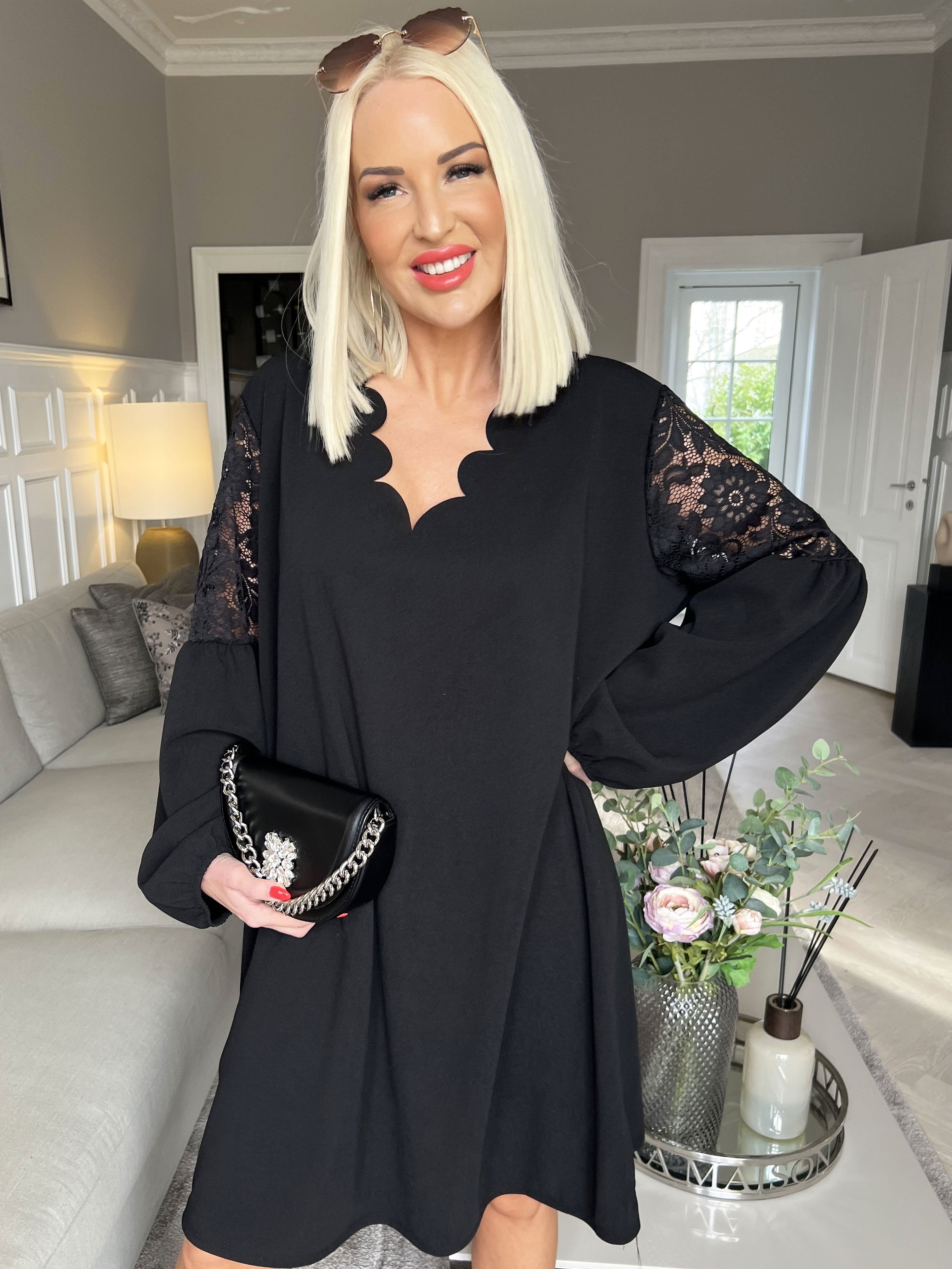 Cenobia - Feminin kjole med blonde og ballonærmer