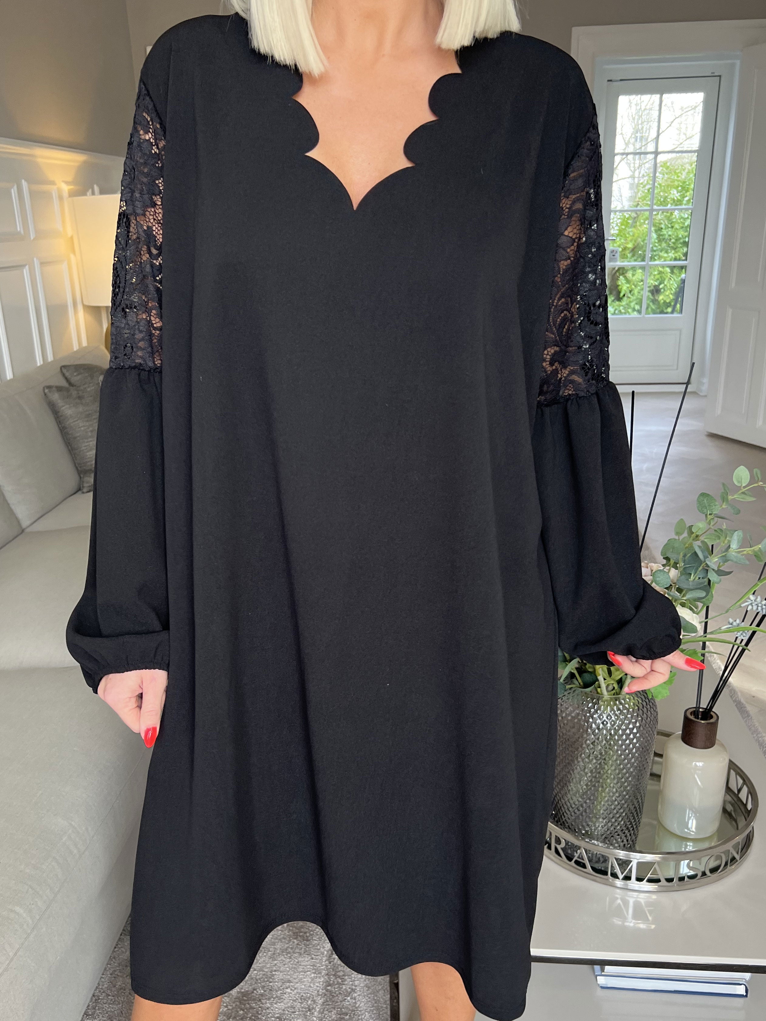 Carmen - Plain kjole med smuk blonderyg og ærmer