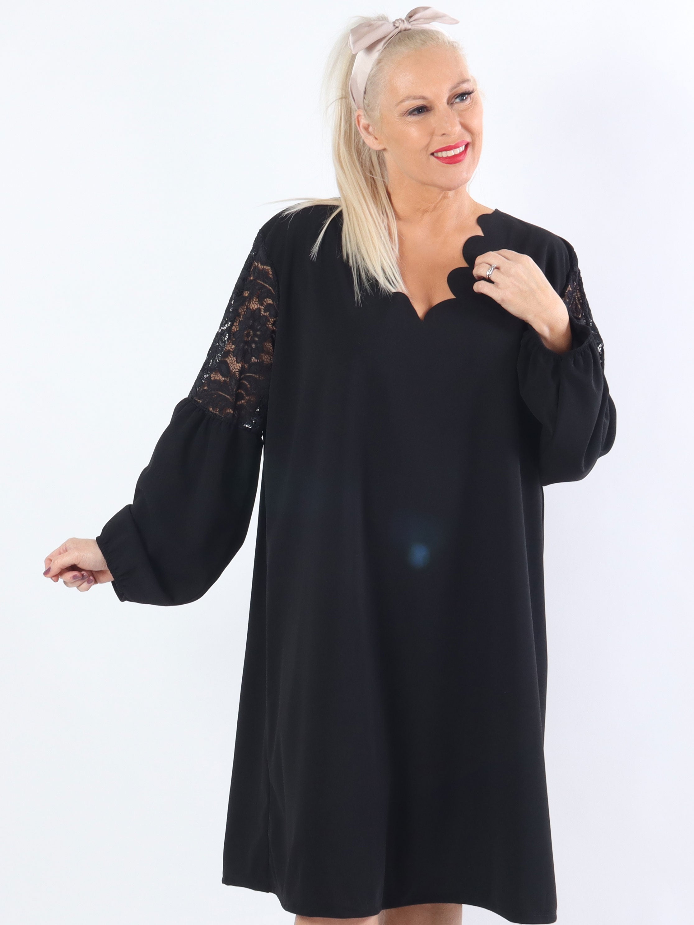 Cenobia - Feminin plus size kjole med blonde og ballonærmer