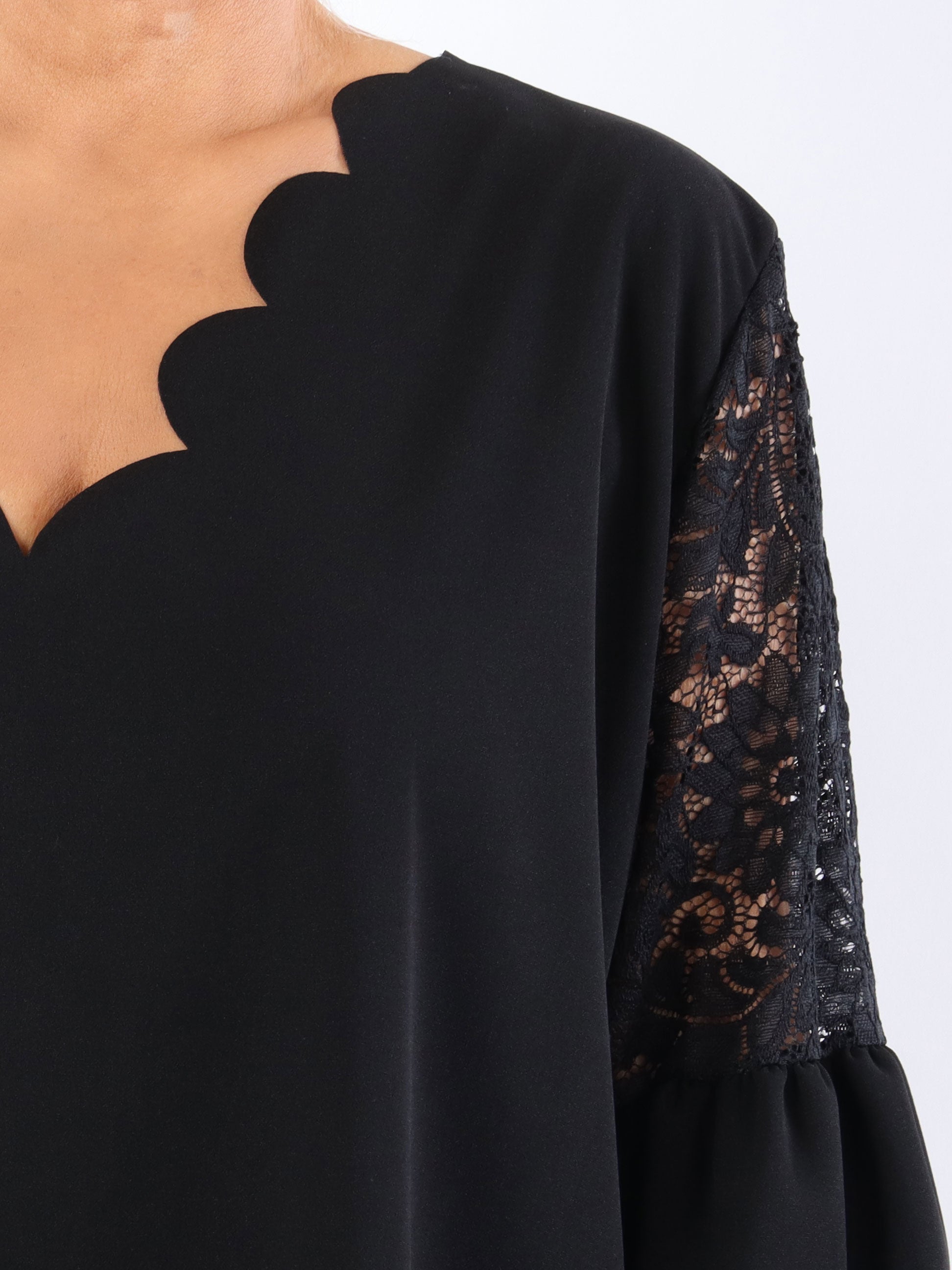 Cenobia - Feminin plus size kjole med blonde og ballonærmer