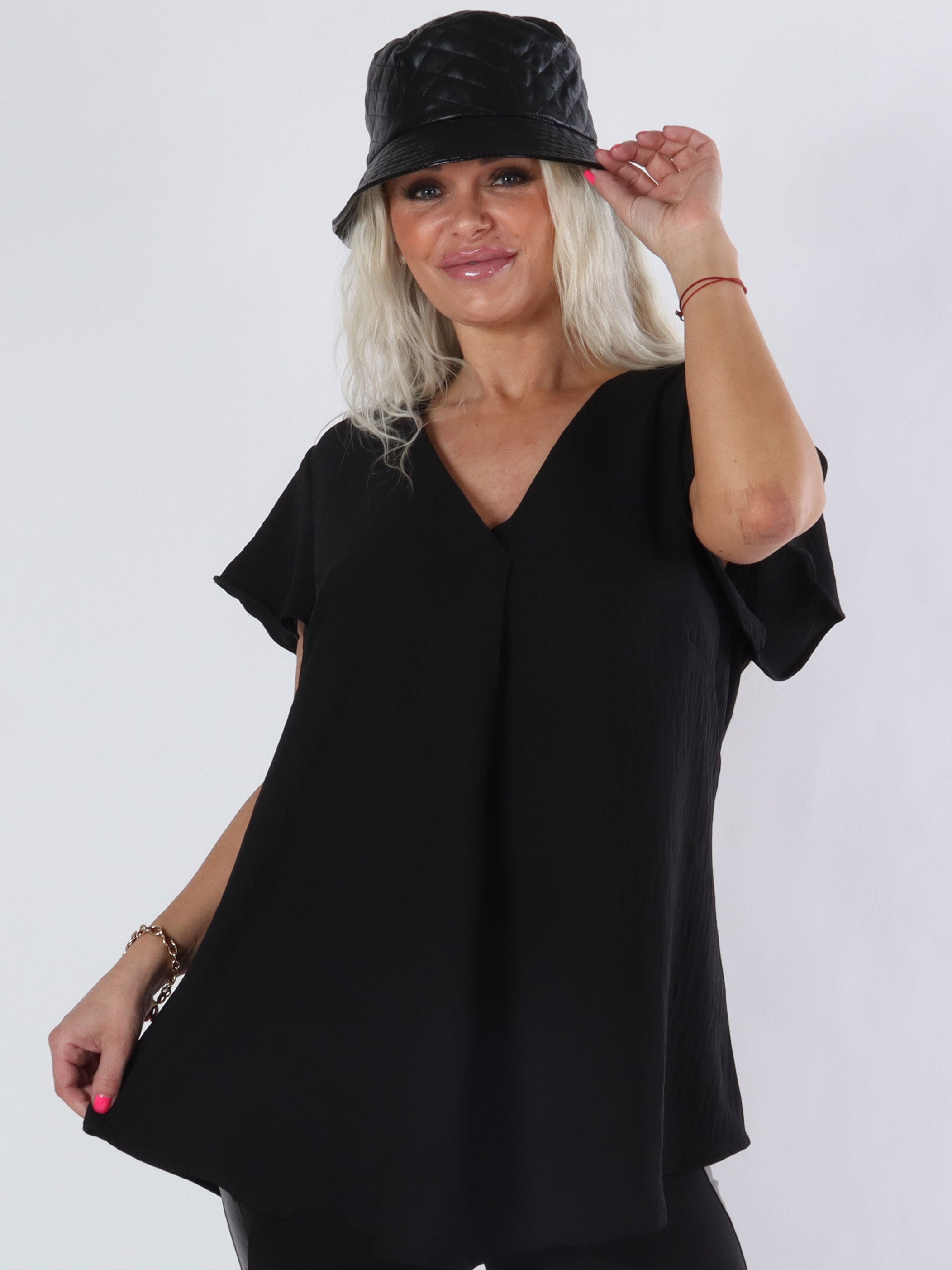 Ciara - Sort bluse med v-udskæring og lille flæseærme