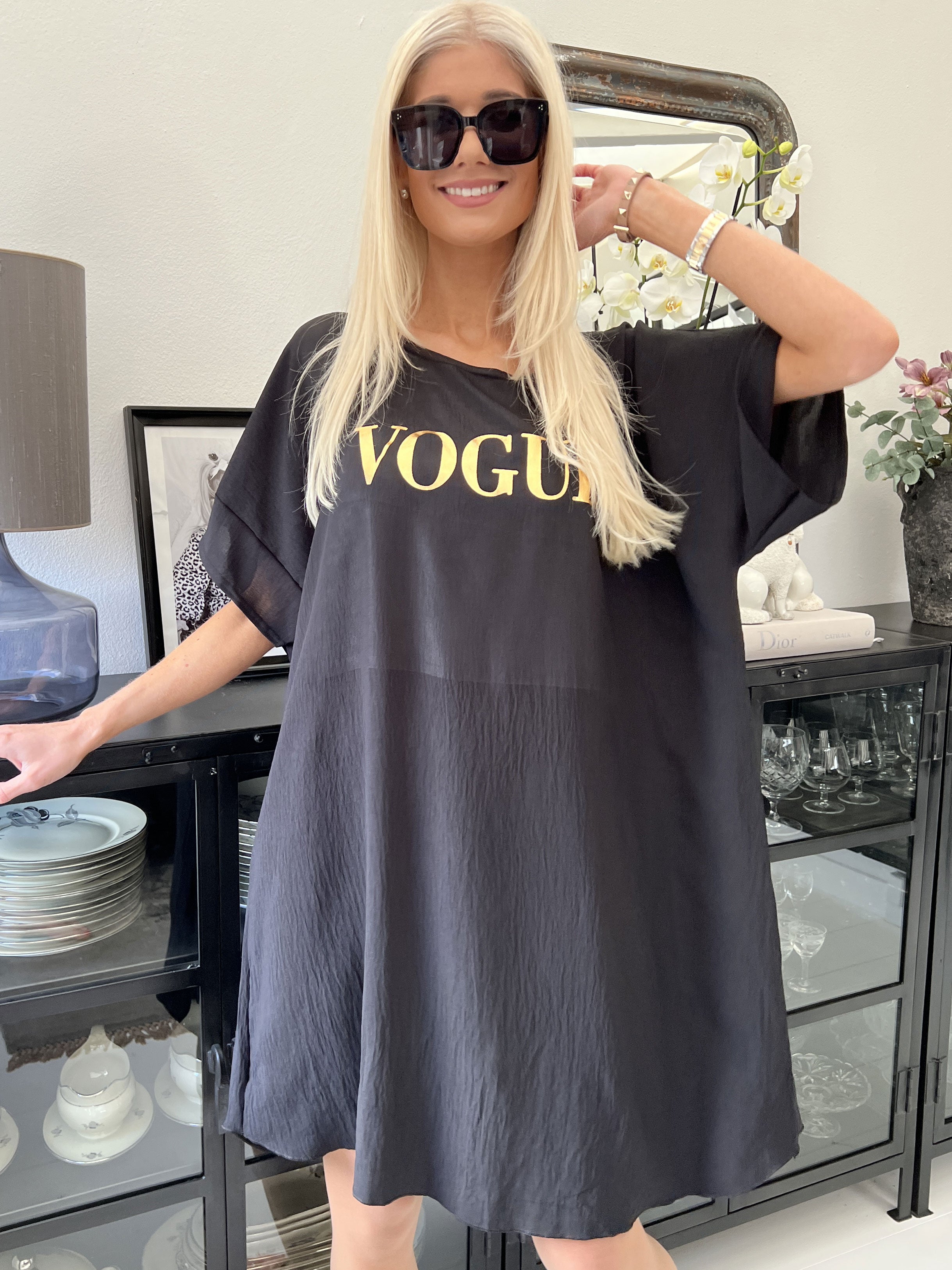 Clara - Løstsiddende kjole med vogue stående