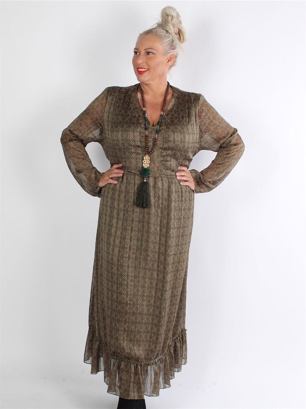 Cuenca - Lang armygrøn kjole med mønster og flæsekant