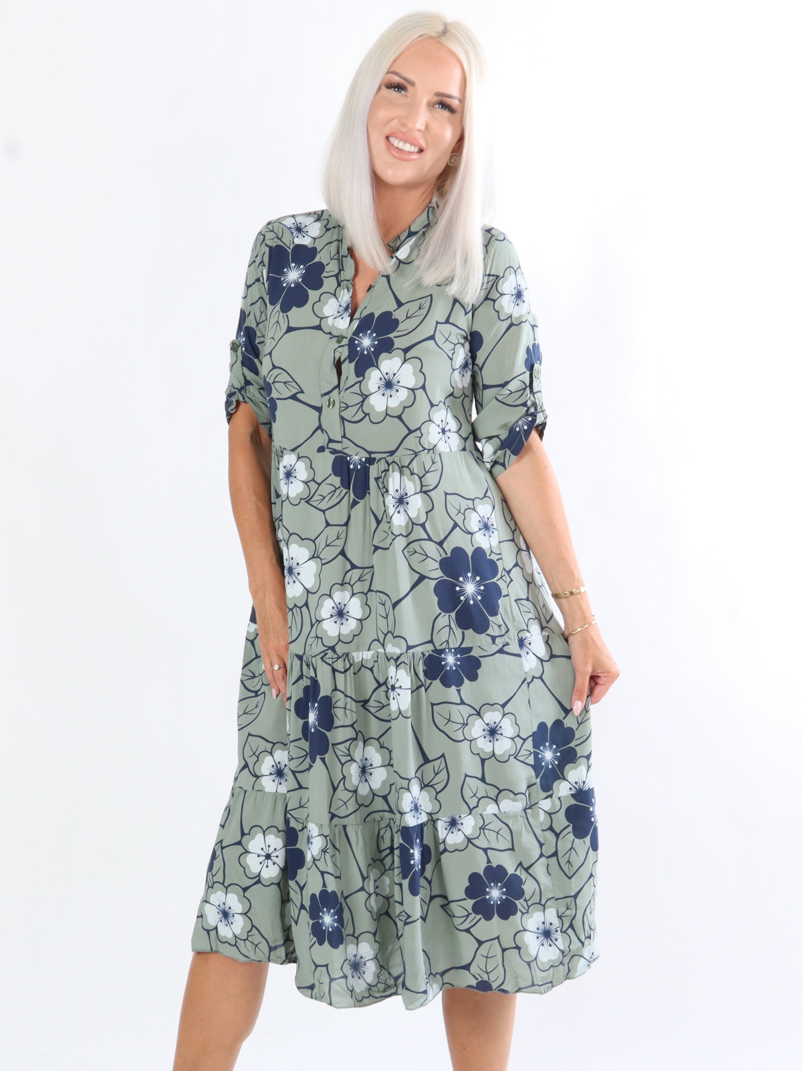 Darcy - Kjole med blomstermotiv i lag på lag look