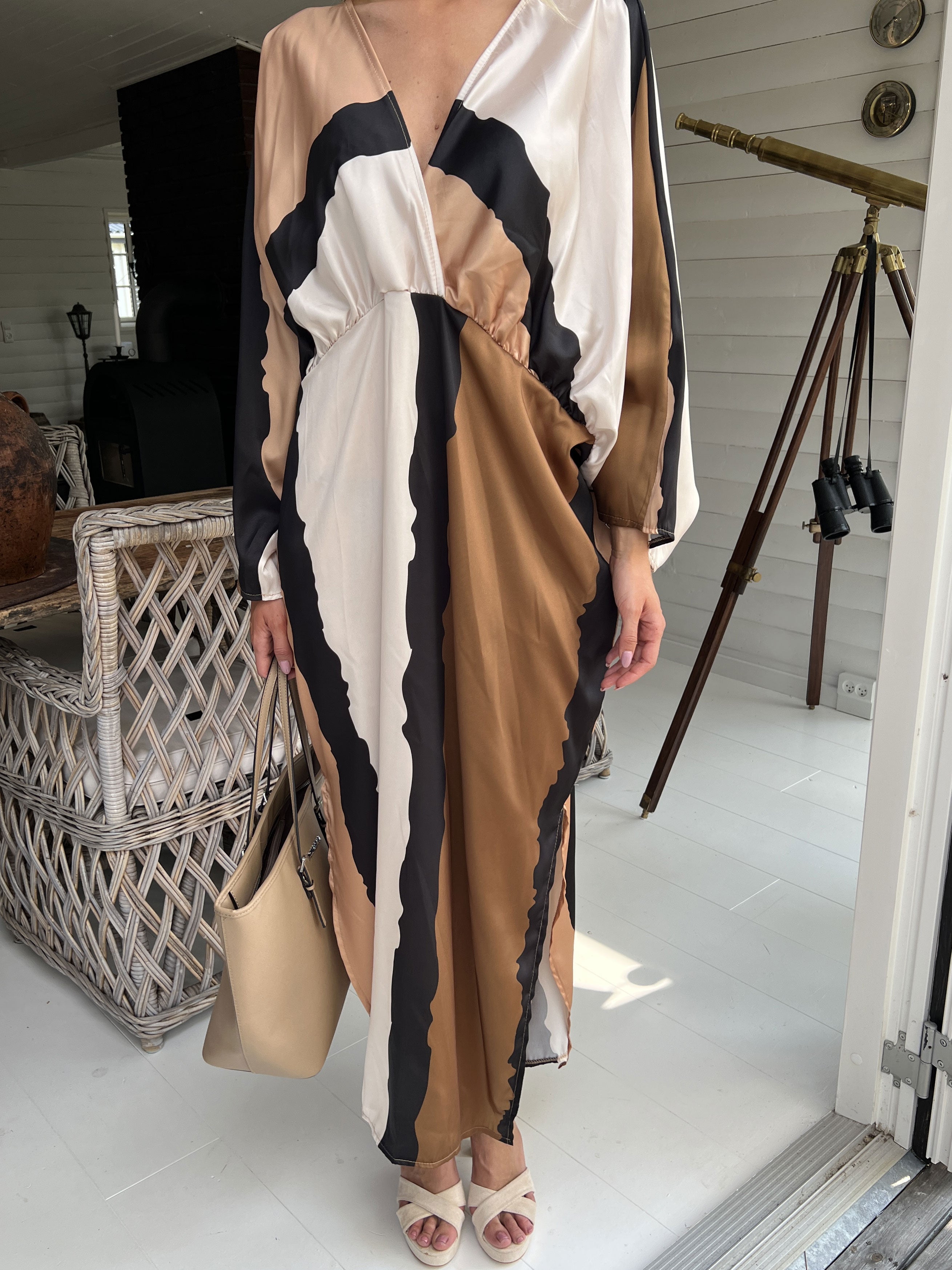 Dita - Lang smuk flerfarvet kjole i silkelook