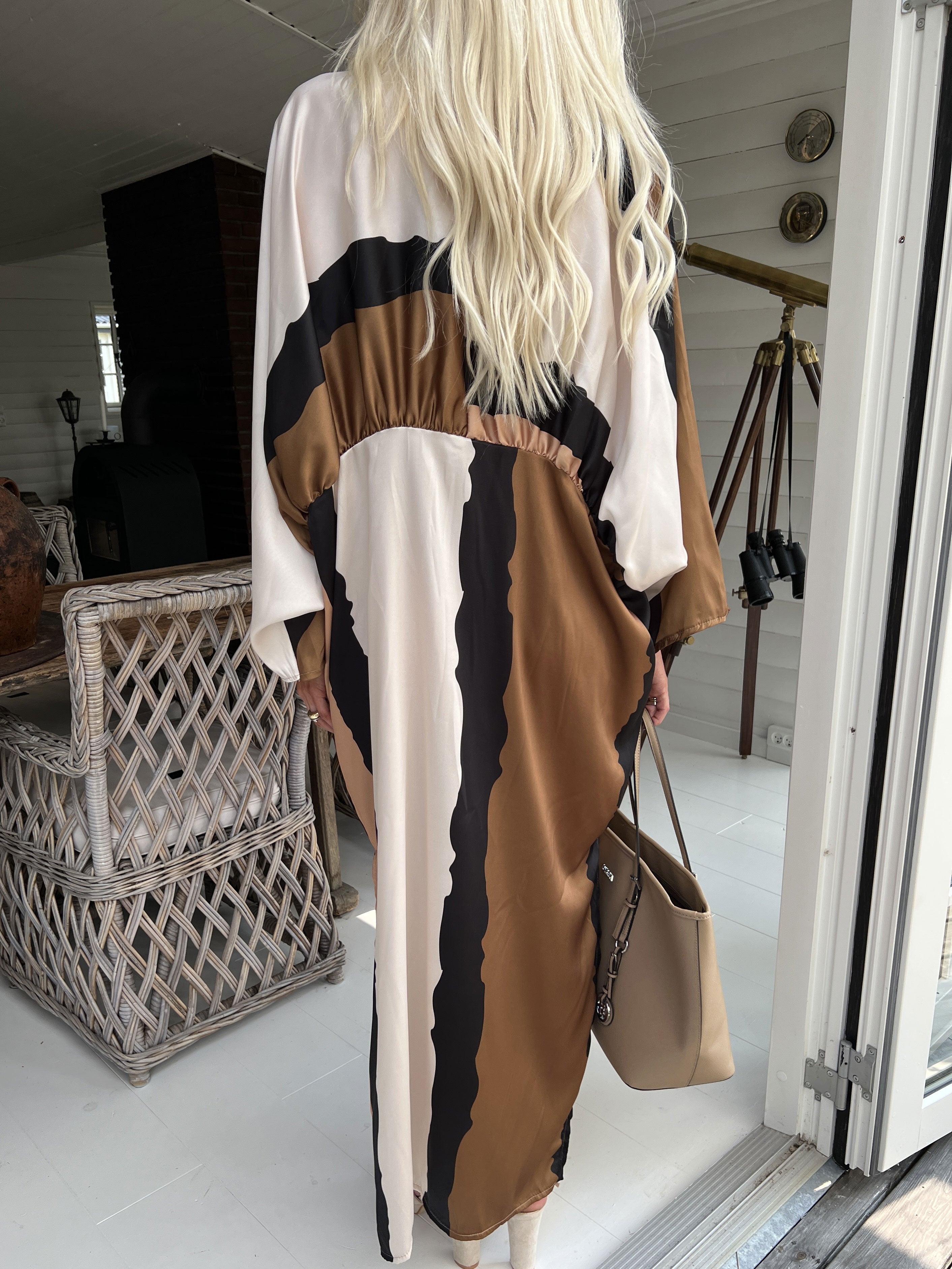 Dita - Lang smuk flerfarvet kjole i silkelook