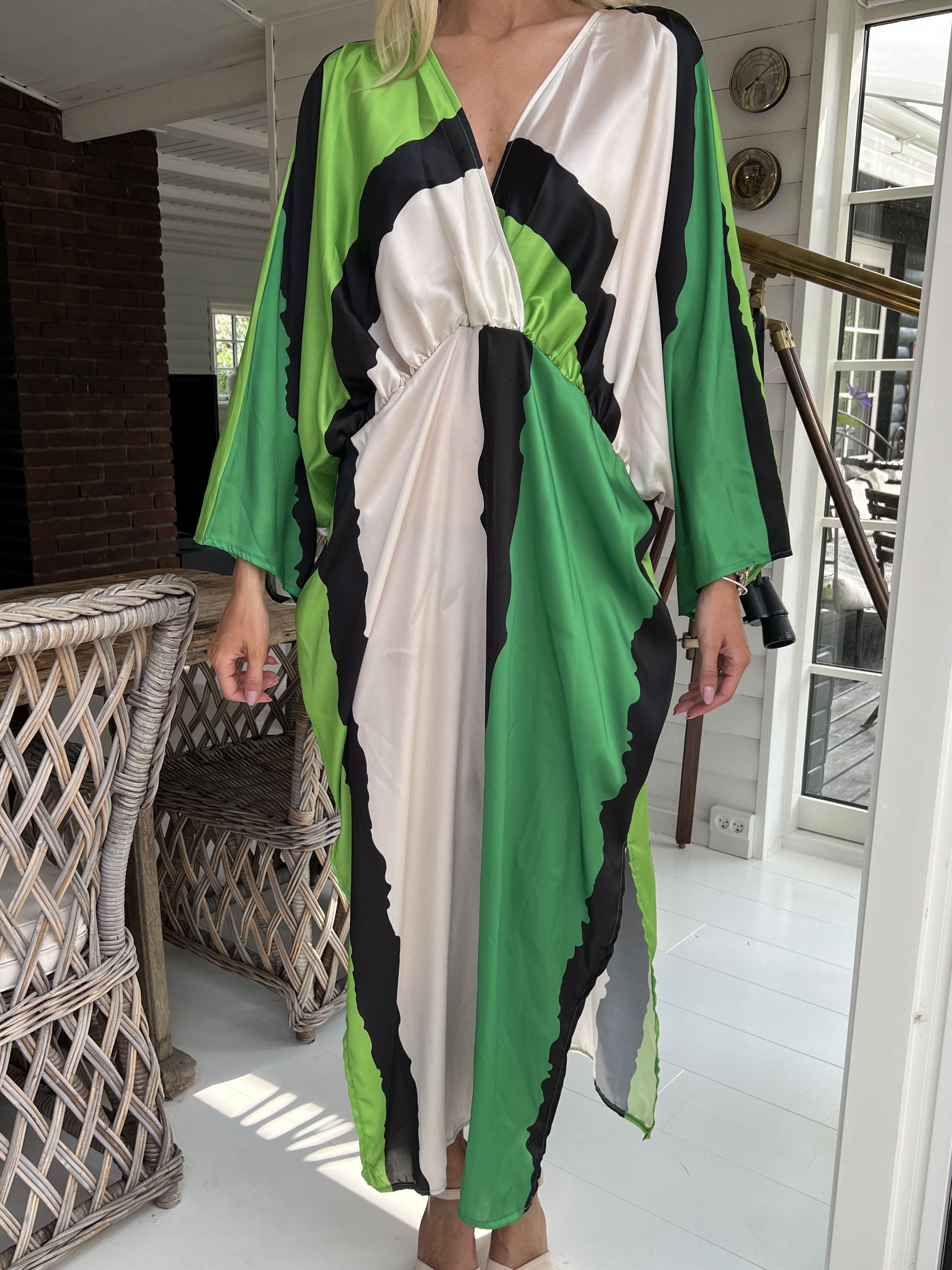 Dita - Lang smuk flerfarvet kjole i silkelook