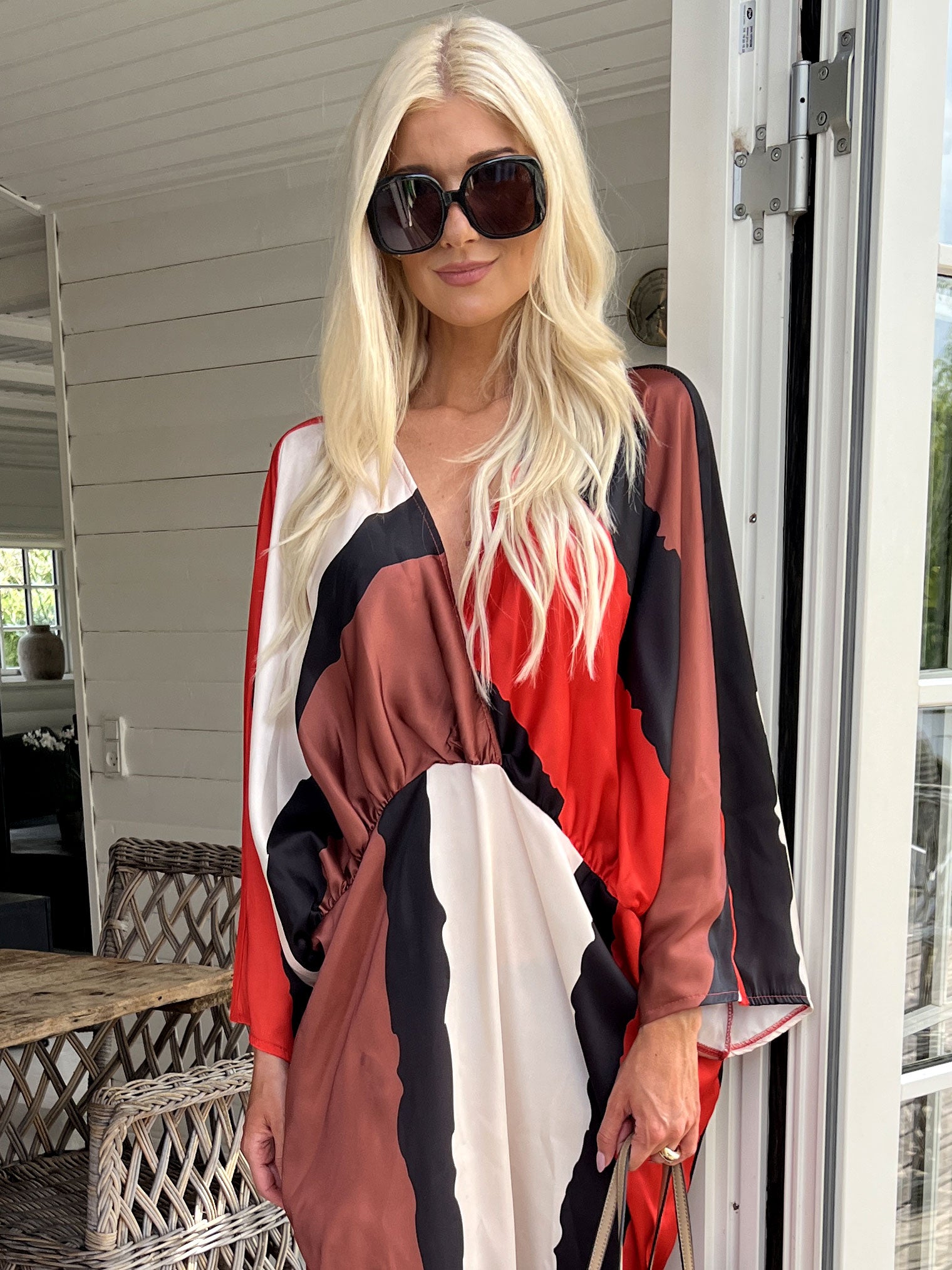 Dita - Lang smuk flerfarvet kjole i silkelook