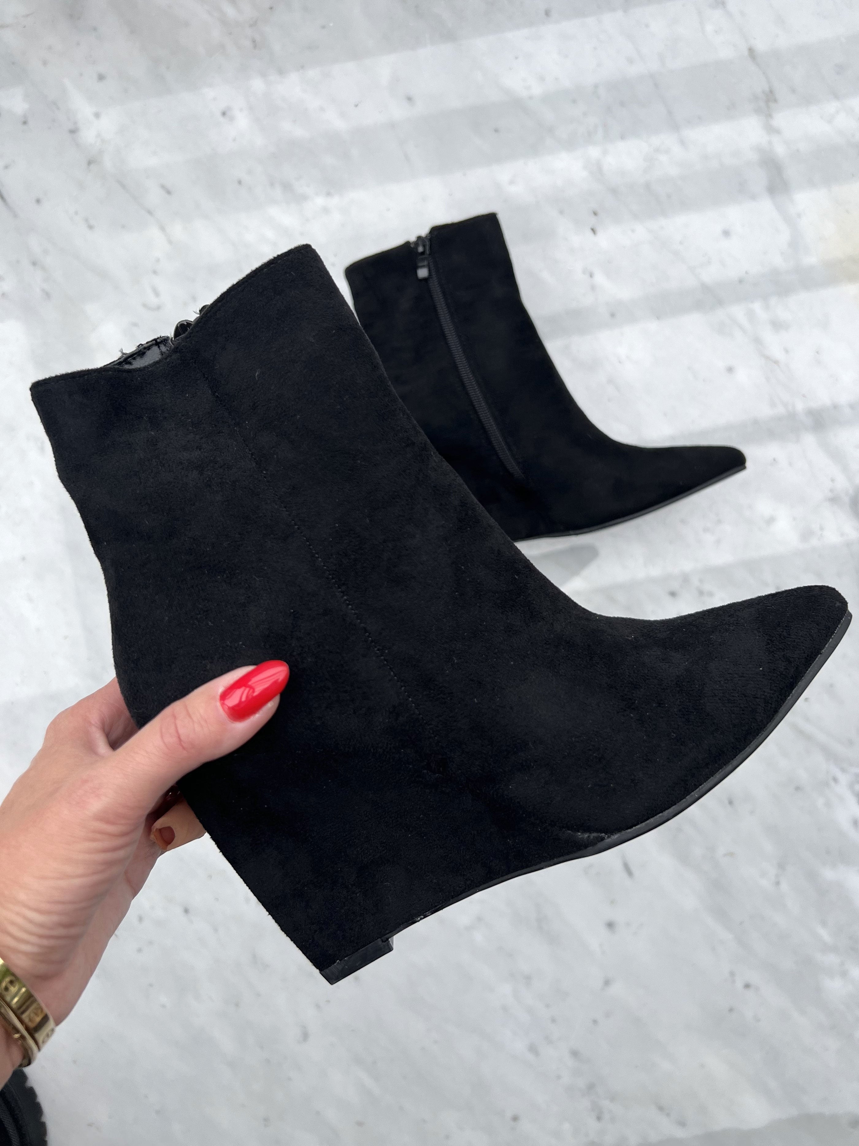 Donya - Spidse støvler med kilehæl