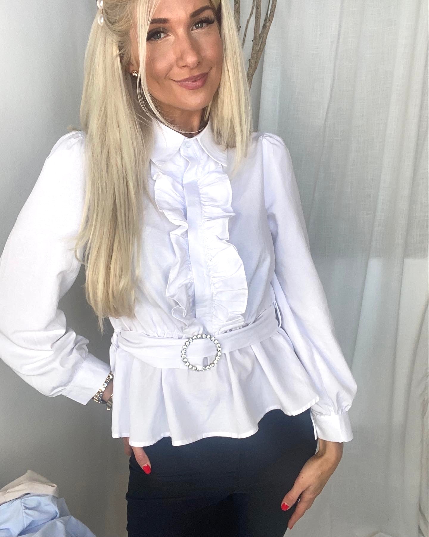 Lina - Feminin skjorte med flæser og skød