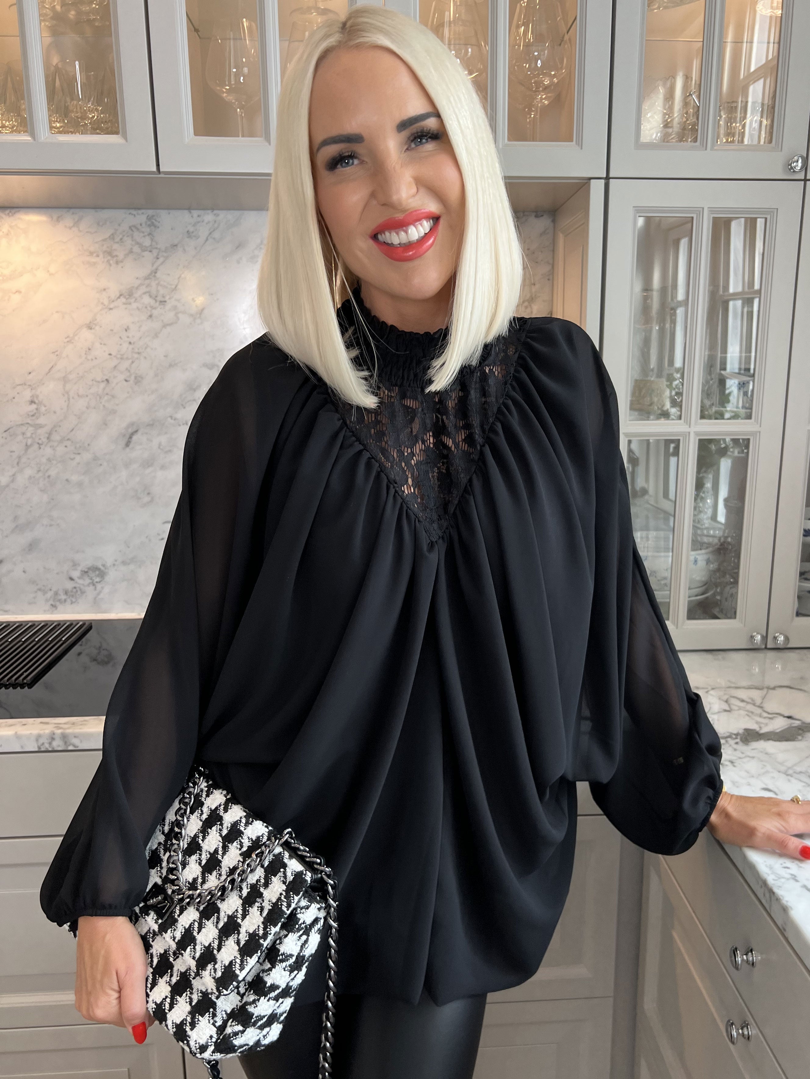 Edina - Sød bluse med vidde ballonærmer