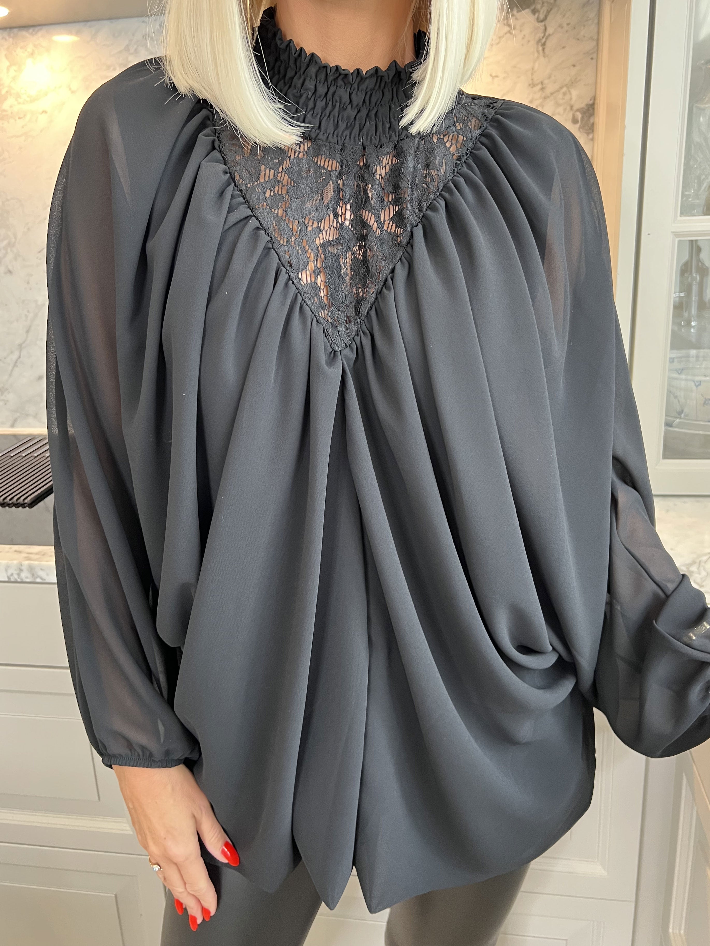 Edina - Sød bluse med vidde ballonærmer