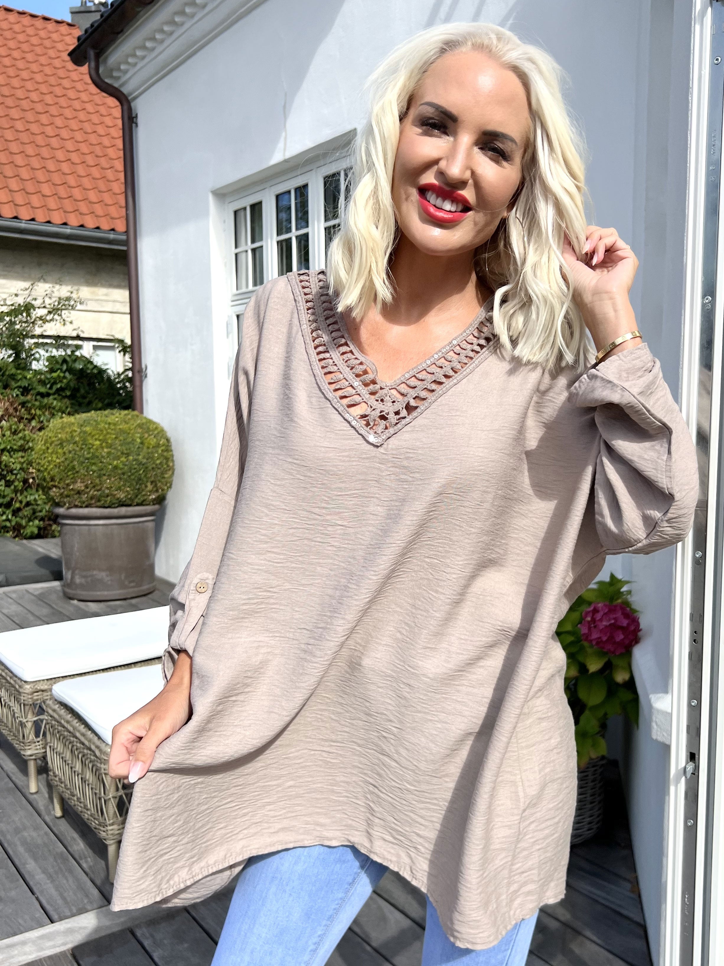 Elina - Tunika med pailletter og broderinger