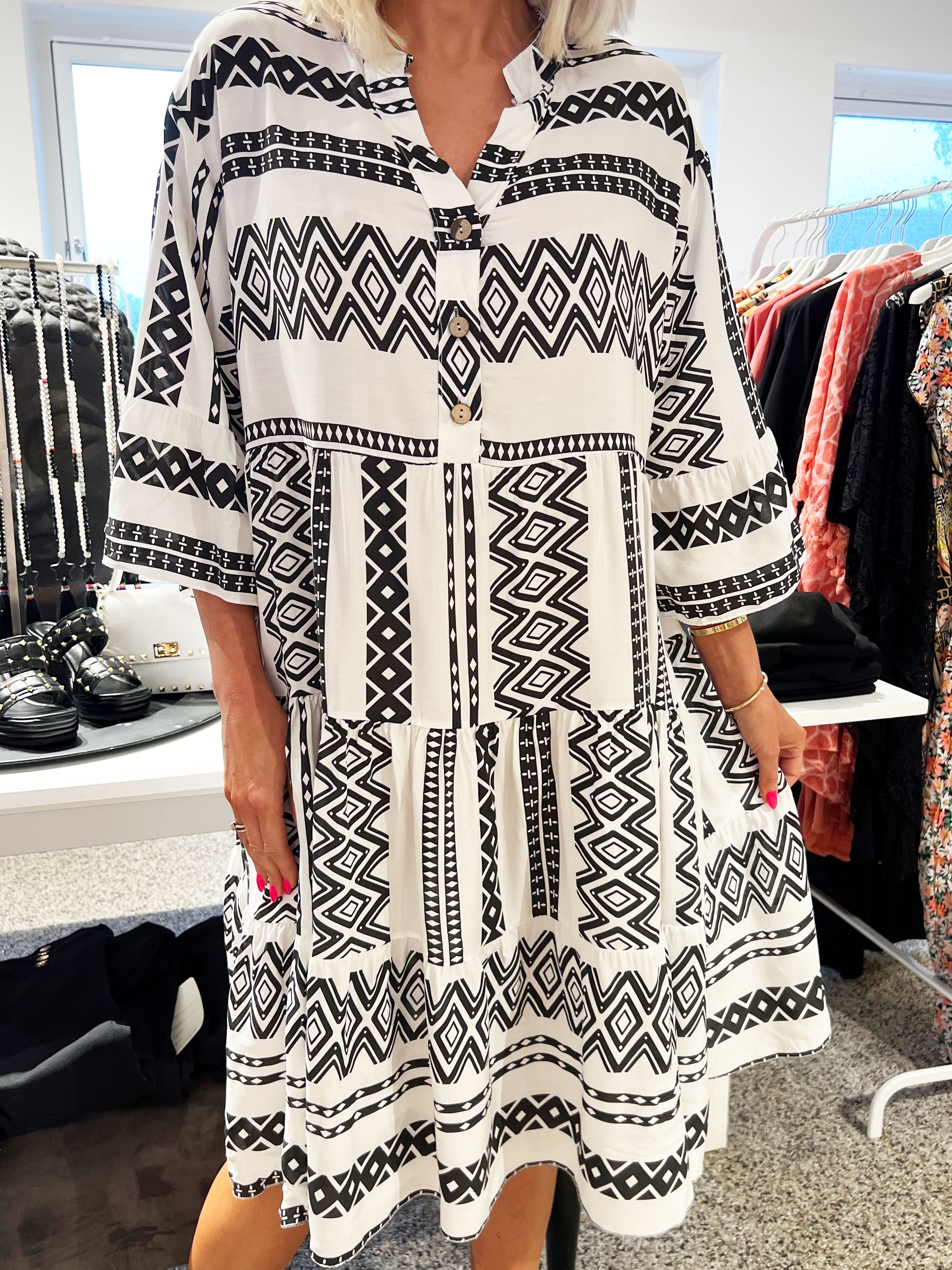 Ellie - Hvid lag på lag kjole med mønster