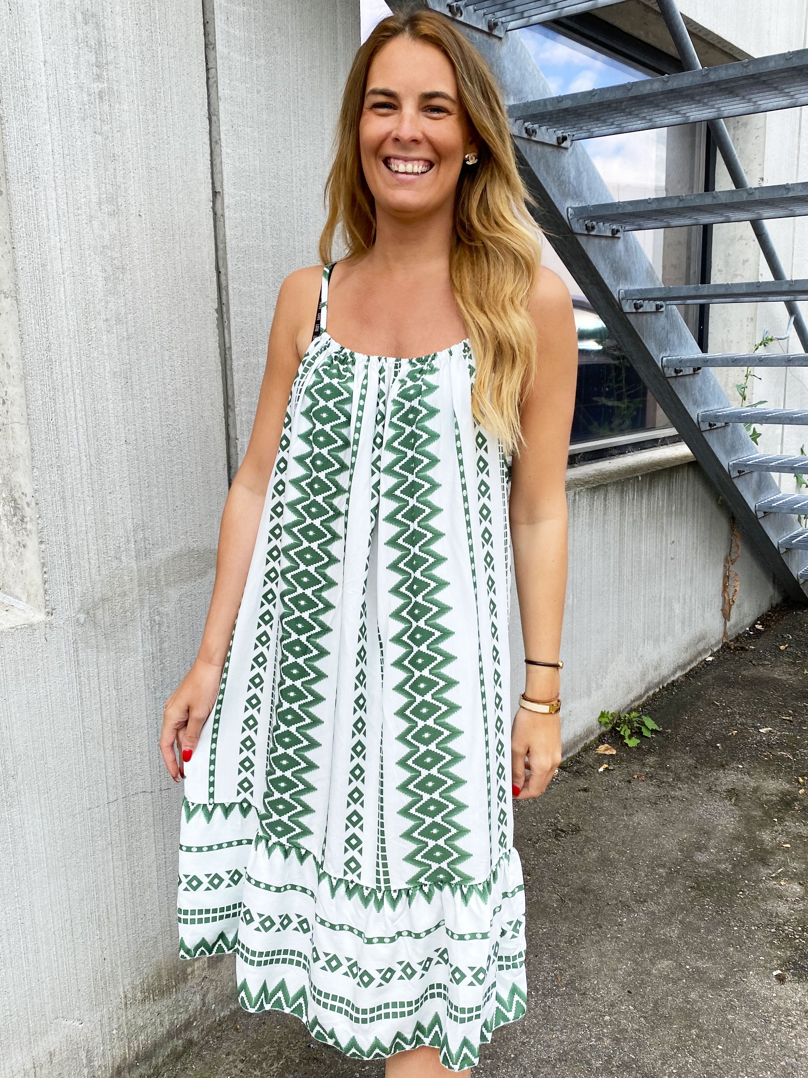 Ellie Summer - Hvid stropkjole med farvet mønster