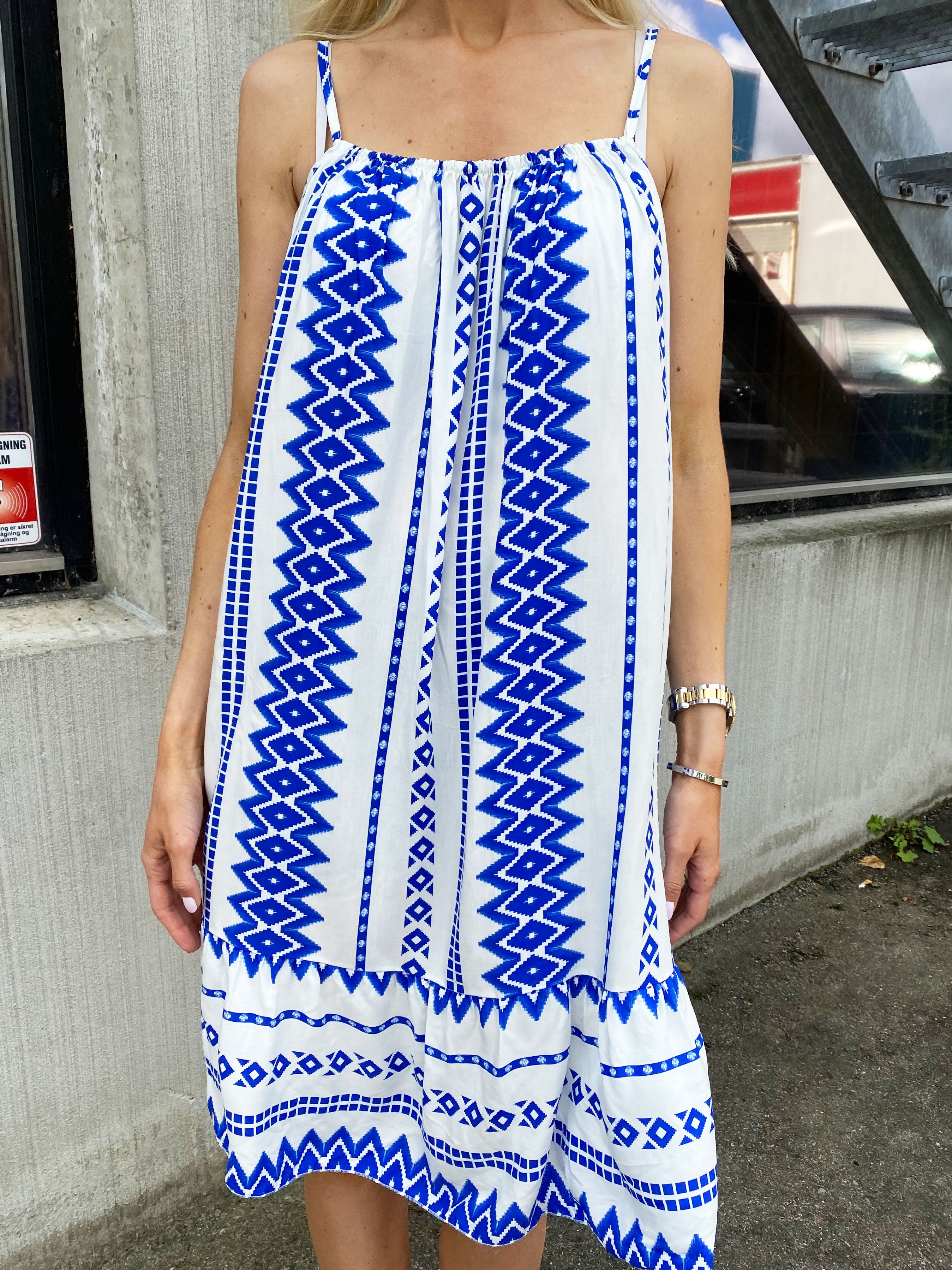 Ellie Summer - Hvid stropkjole med farvet mønster