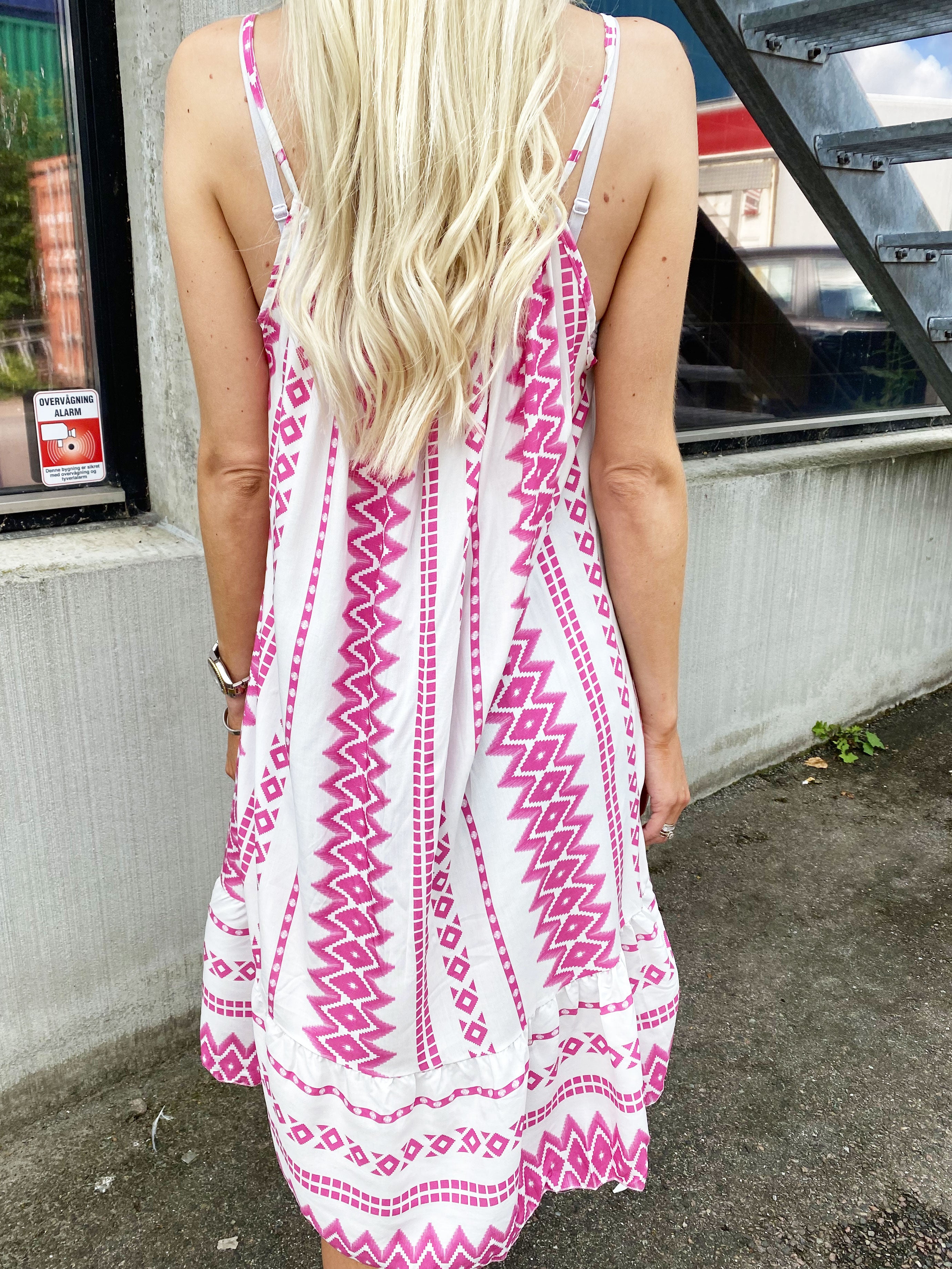 Ellie Summer - Hvid stropkjole med farvet mønster