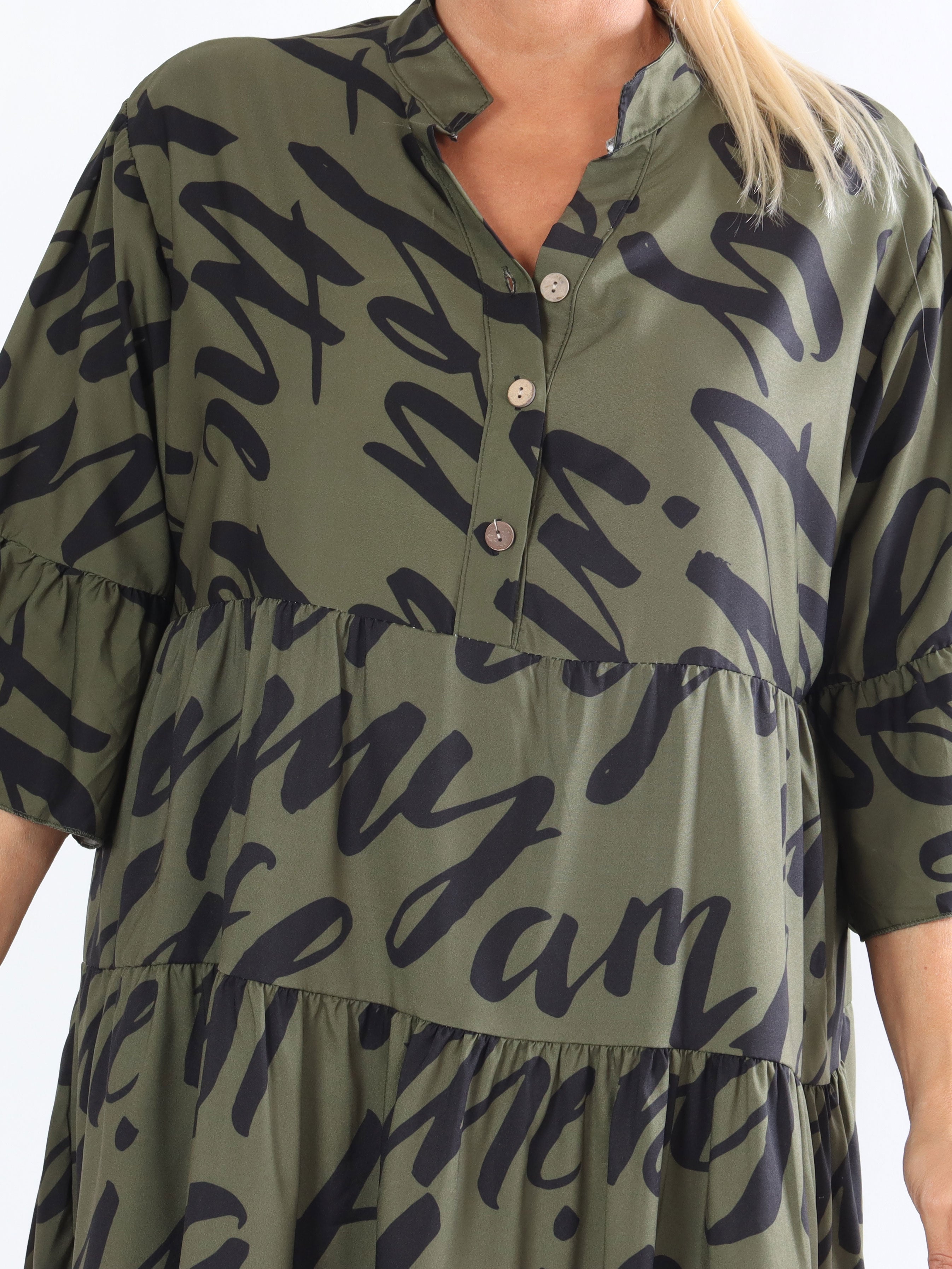 Elmis - Sød plus size kjole med fin tekst