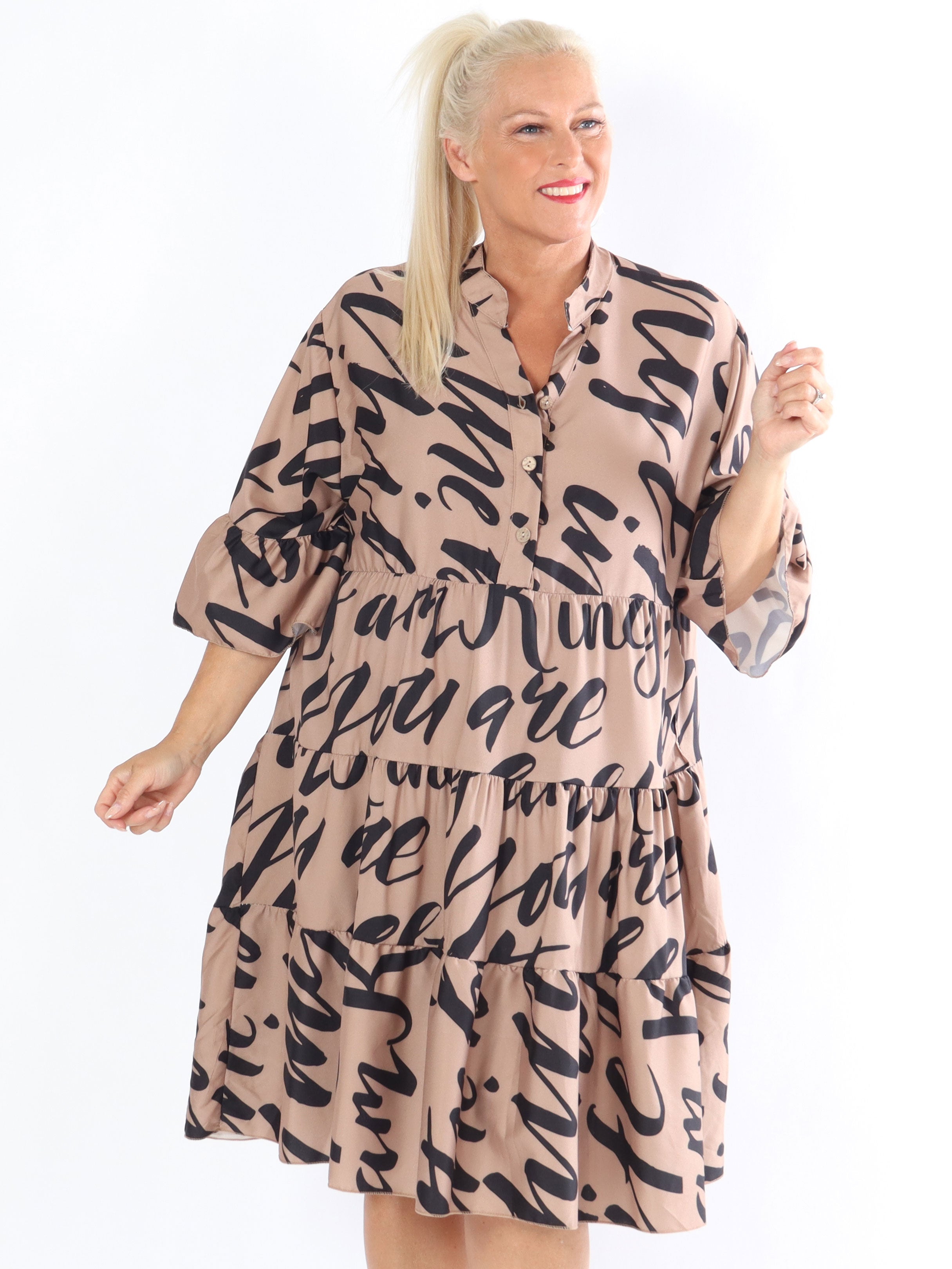 Elmis - Sød plus size kjole med fin tekst