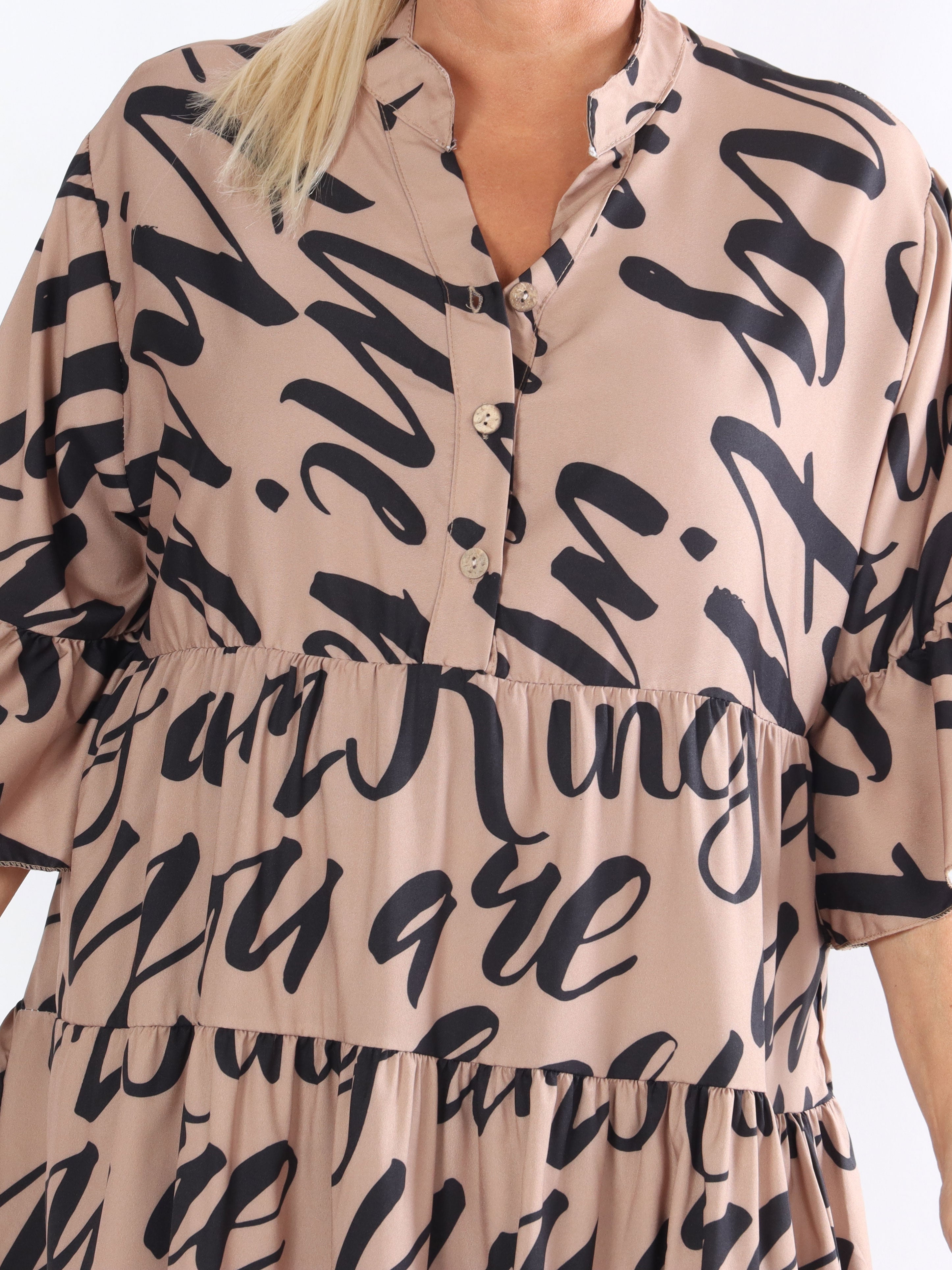 Elmis - Sød plus size kjole med fin tekst