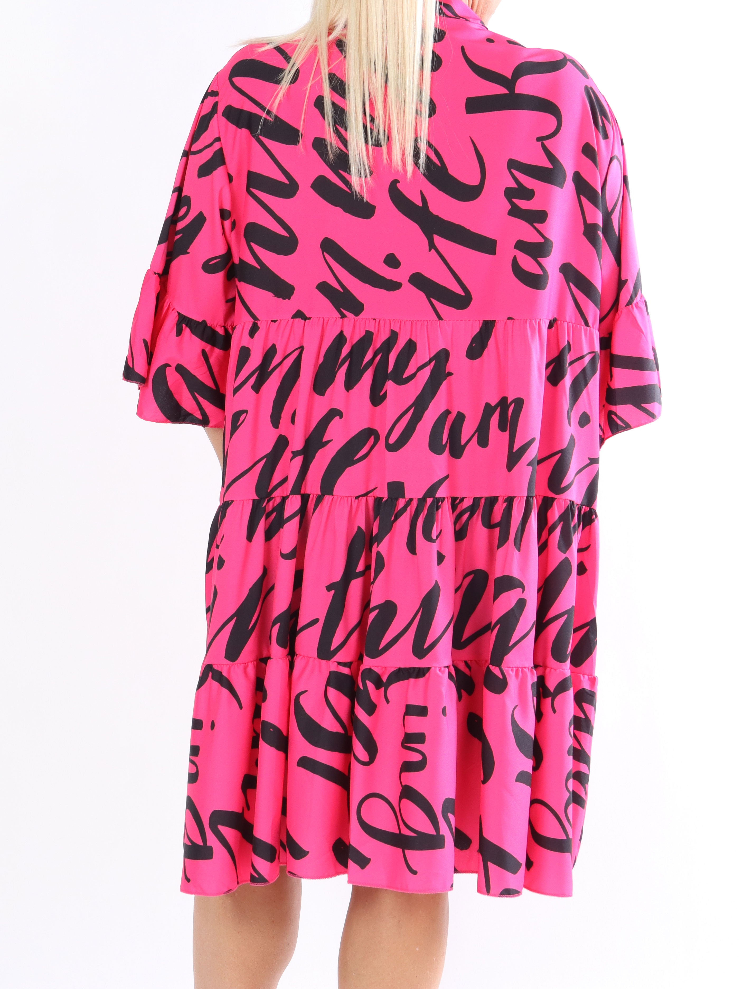 Elmis - Sød plus size kjole med fin tekst