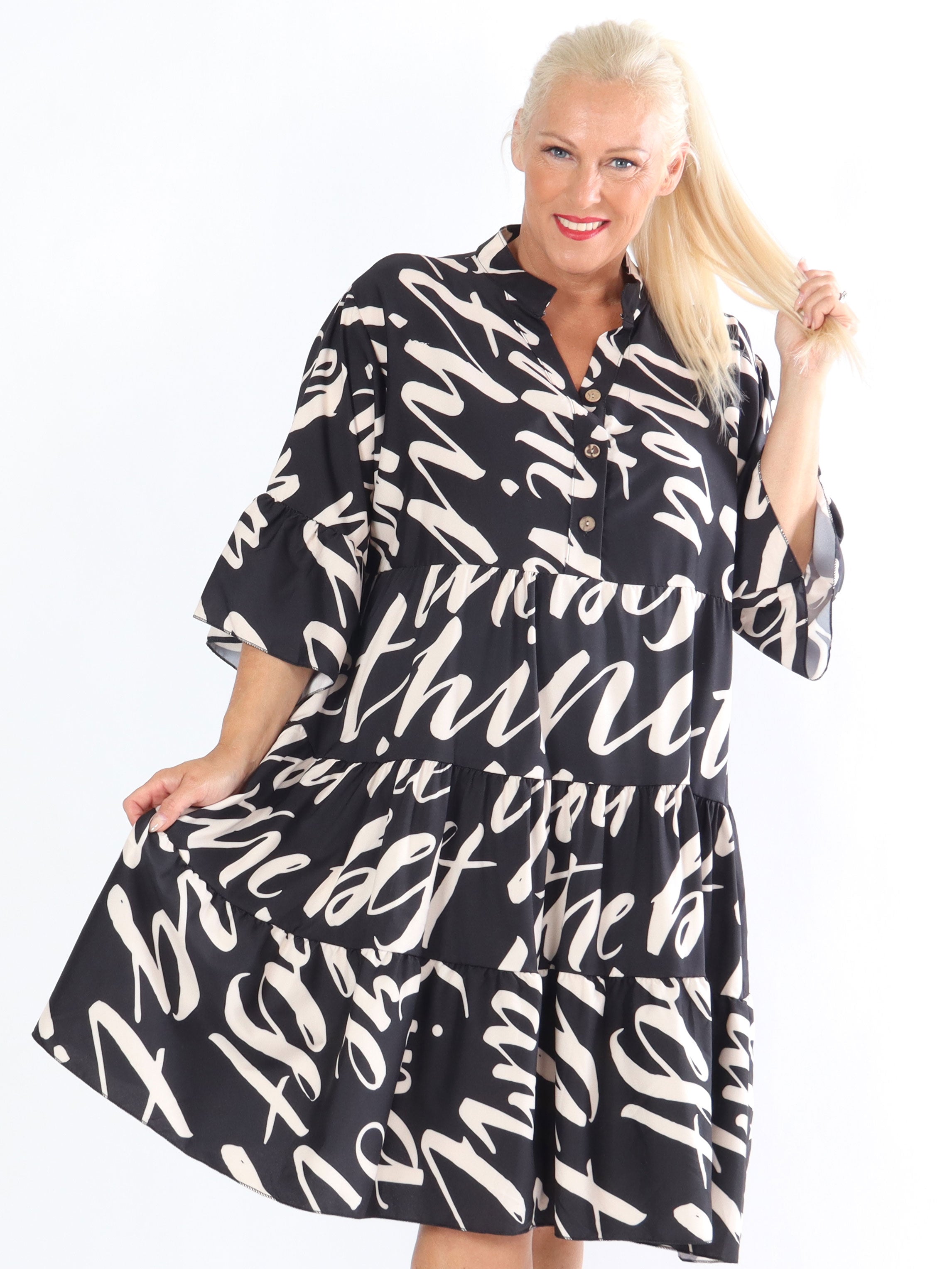 Elmis - Sød plus size kjole med fin tekst