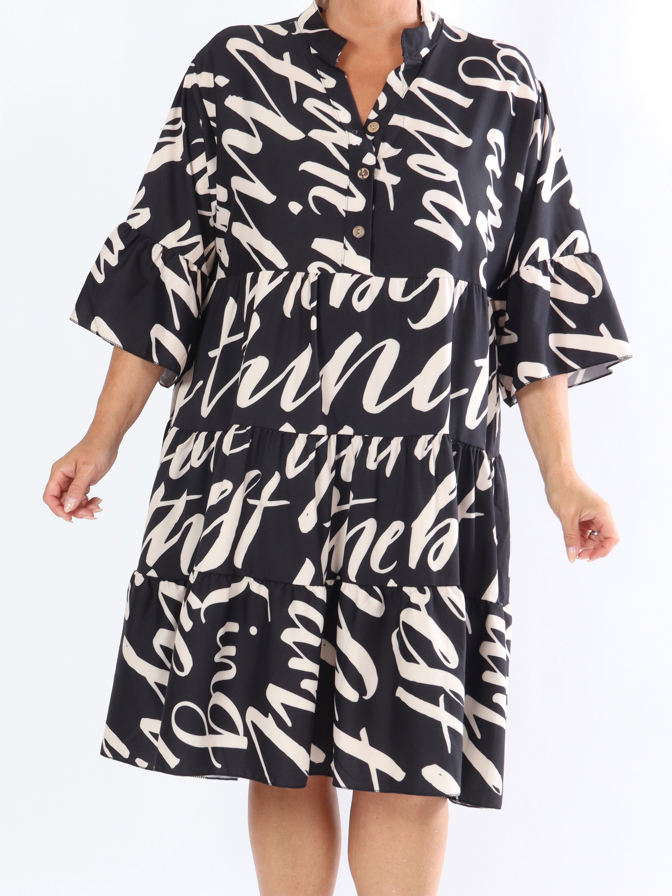 Elmis - Sød plus size kjole med fin tekst