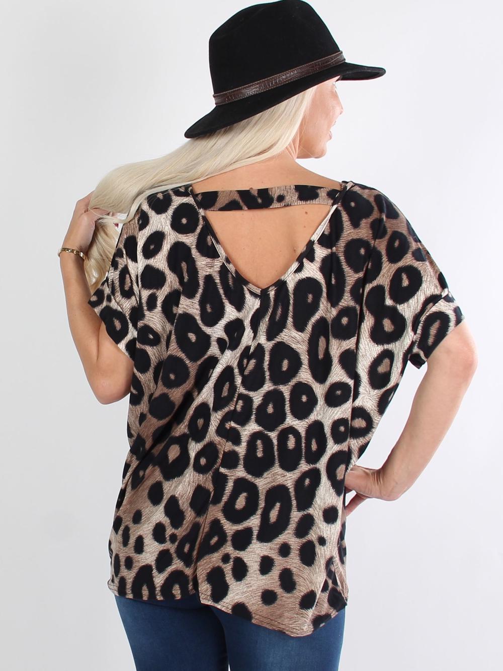 Elodie - Armygrøn t-shirt med lille V i ryggen