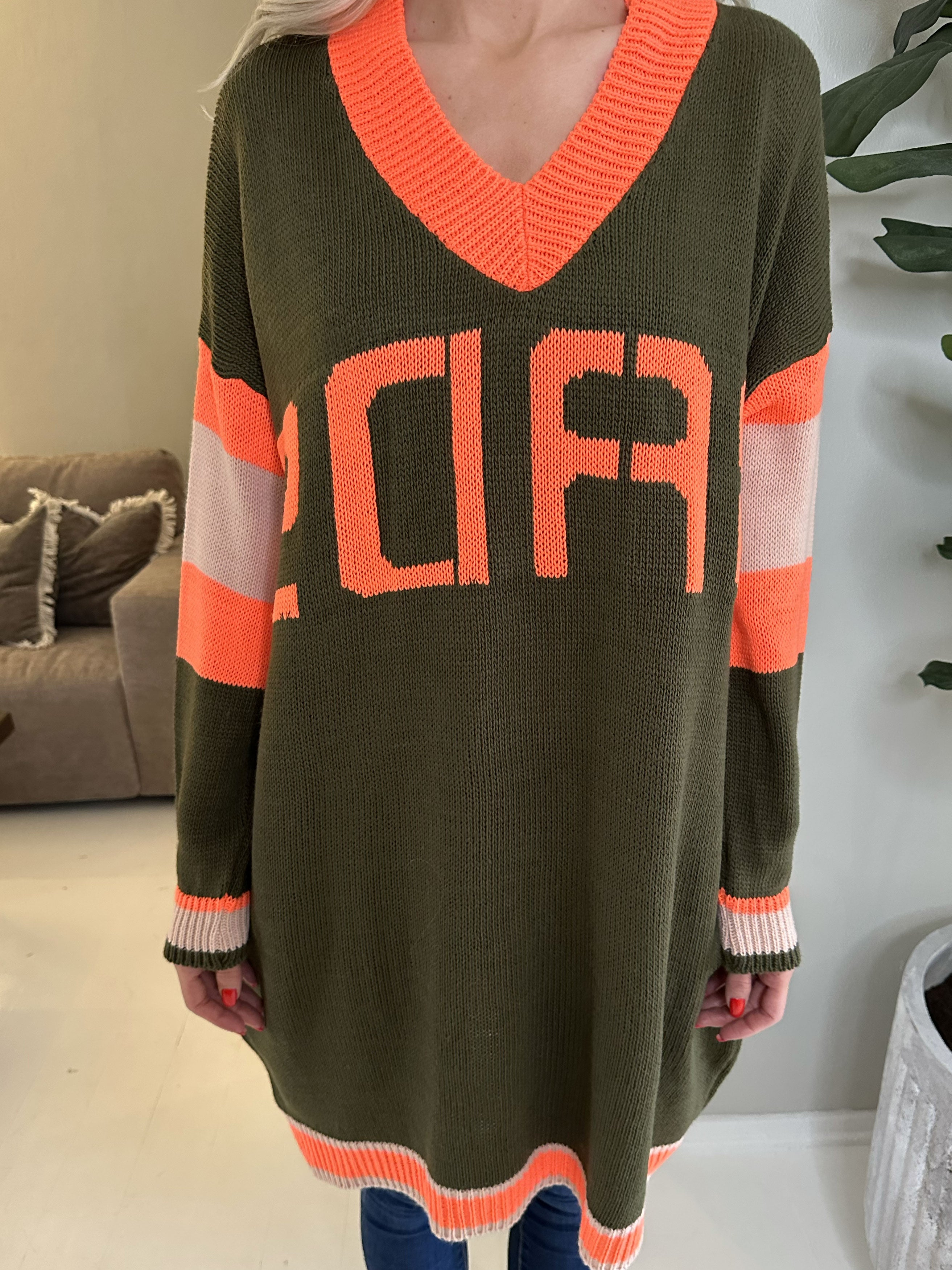 Elvira - Flerfarvet strikkjole med skrift