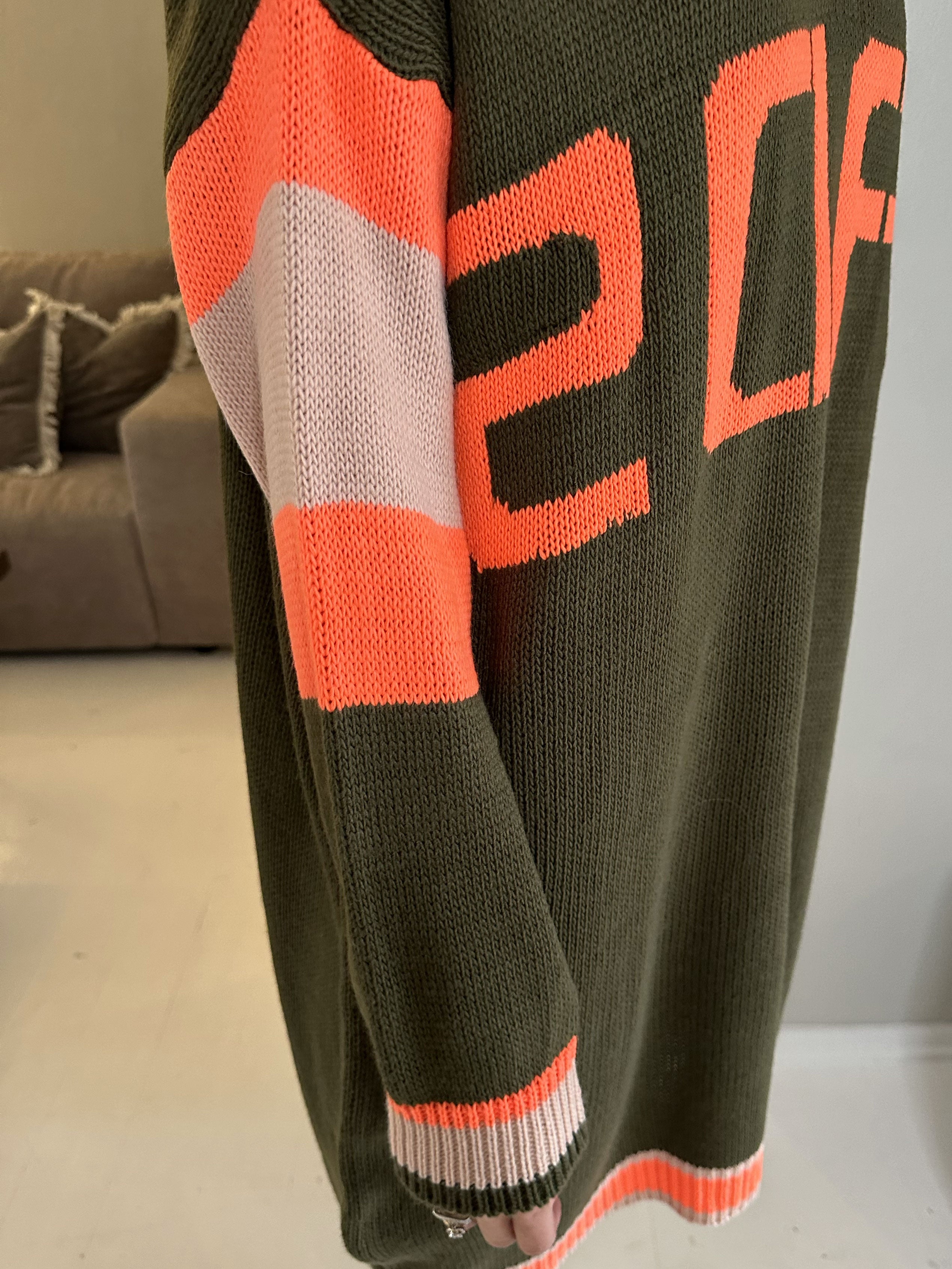 Elvira - Flerfarvet strikkjole med skrift