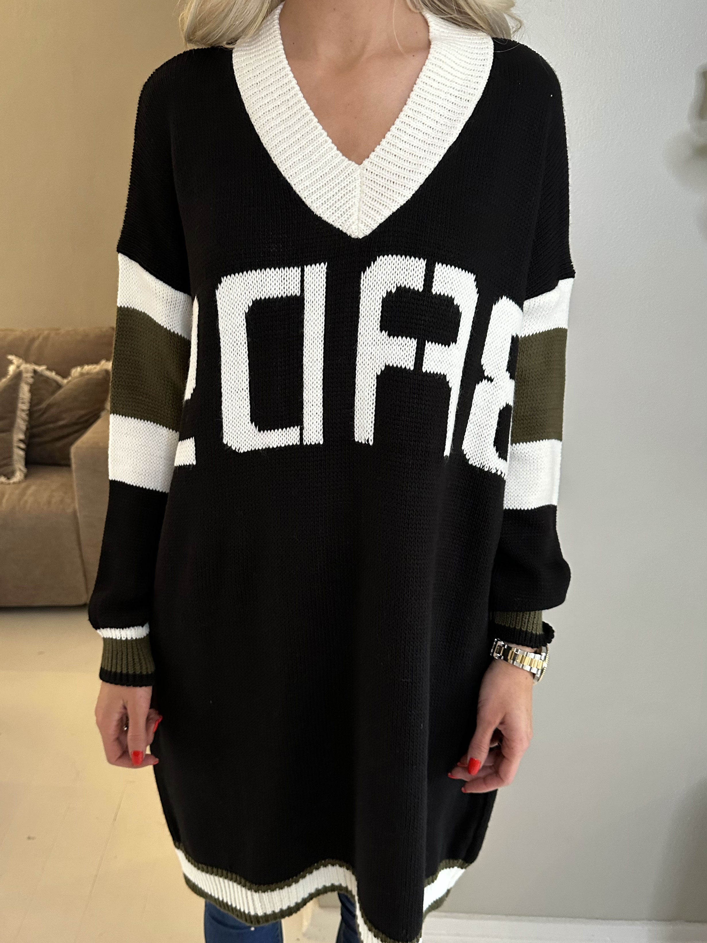 Elvira - Flerfarvet strikkjole med skrift