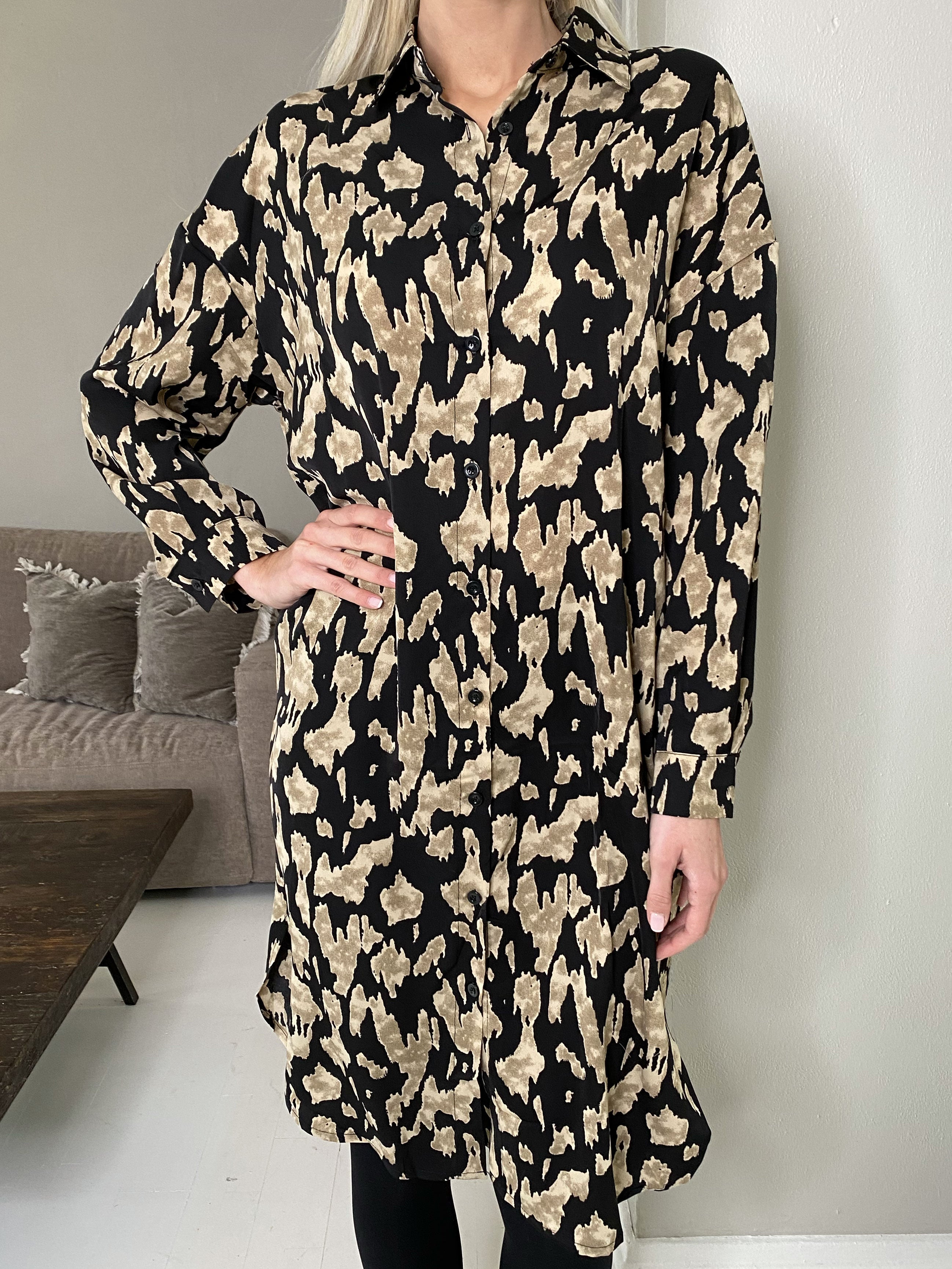 Emmie - Lang skjortekjole med print