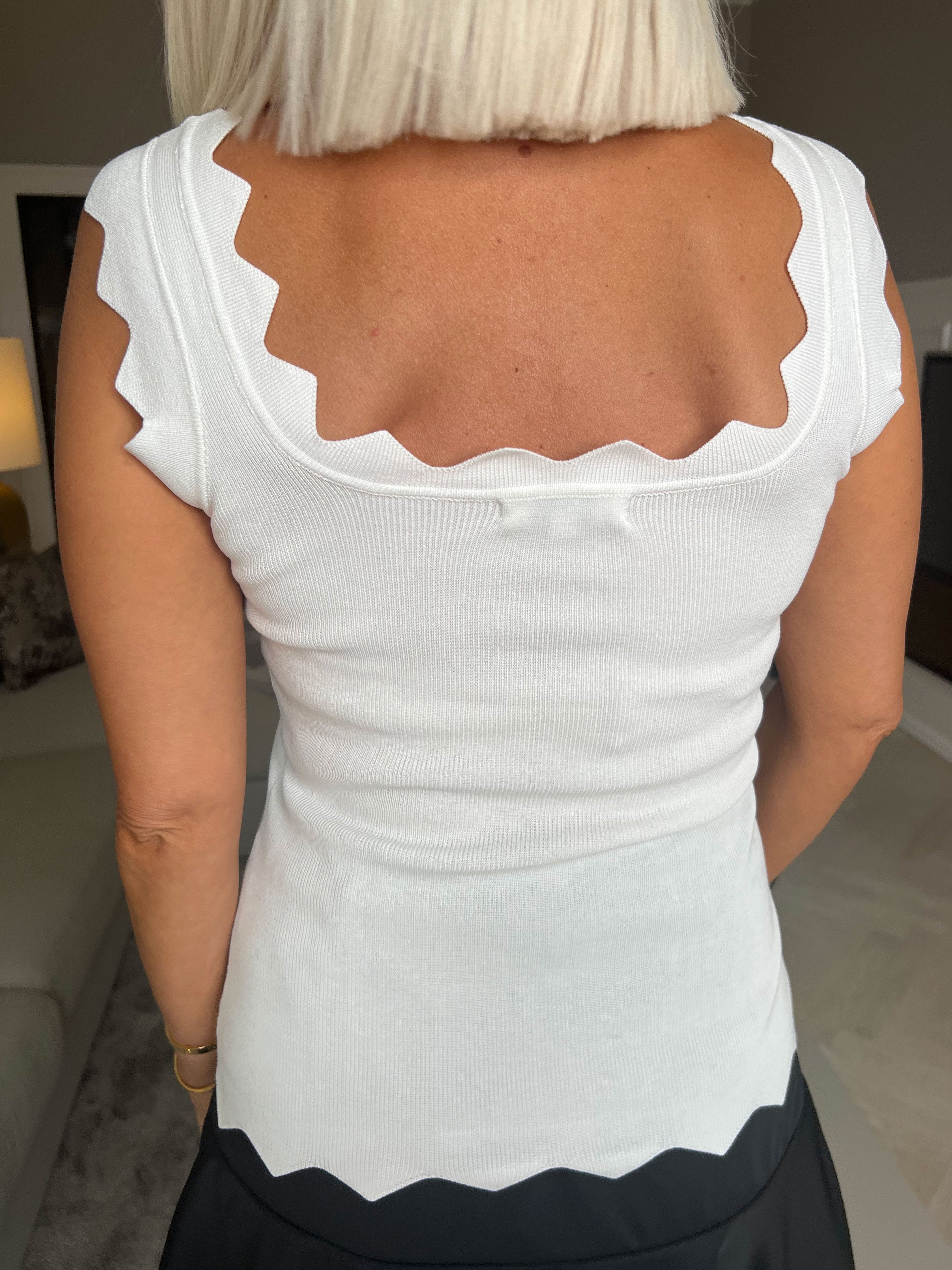 Esta - Sød bluse med zigzag kanter