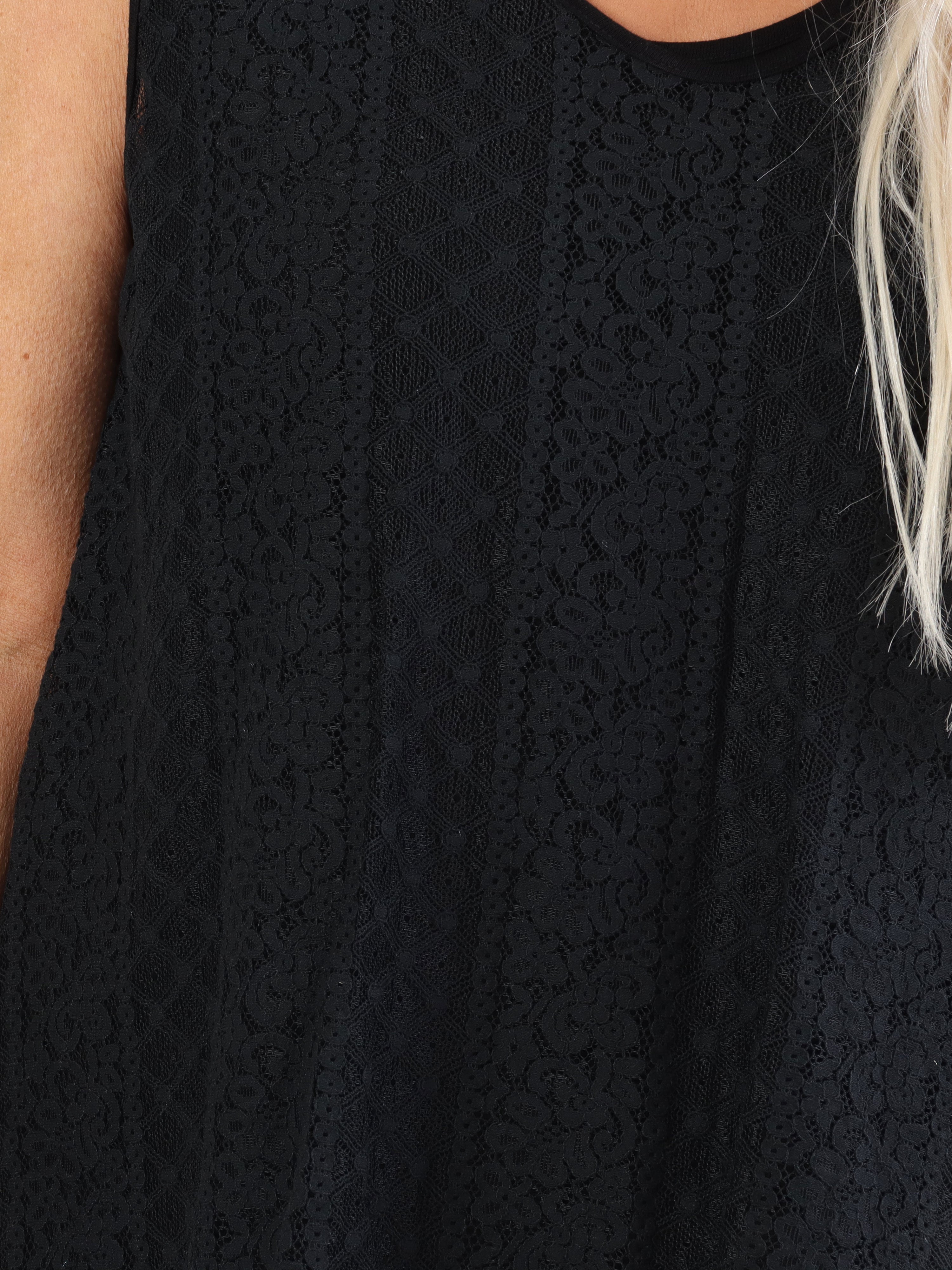 Estala - Sød plus size blondetop uden ærmer