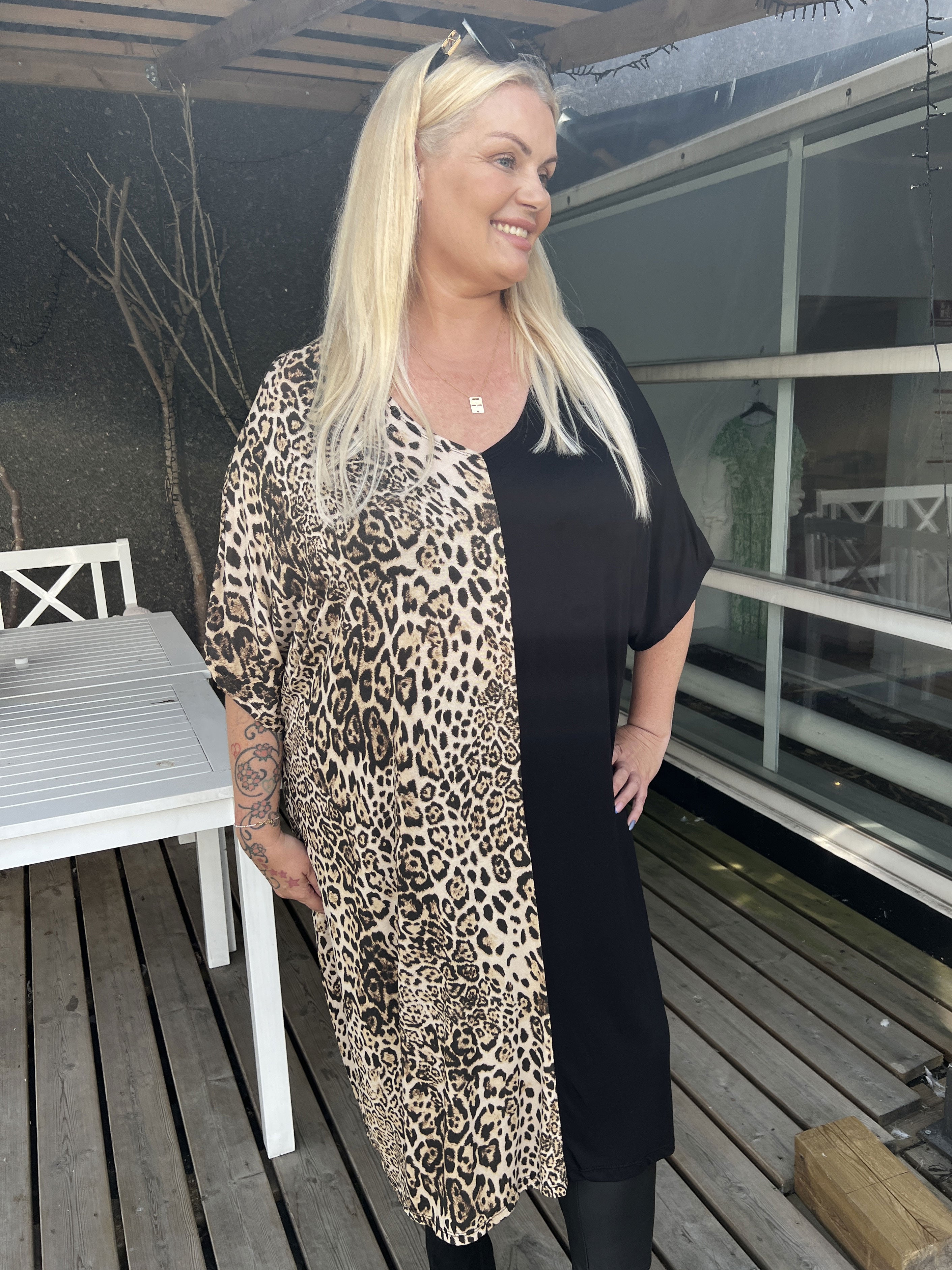 Evie - Sort plus size kjole med leopardprint
