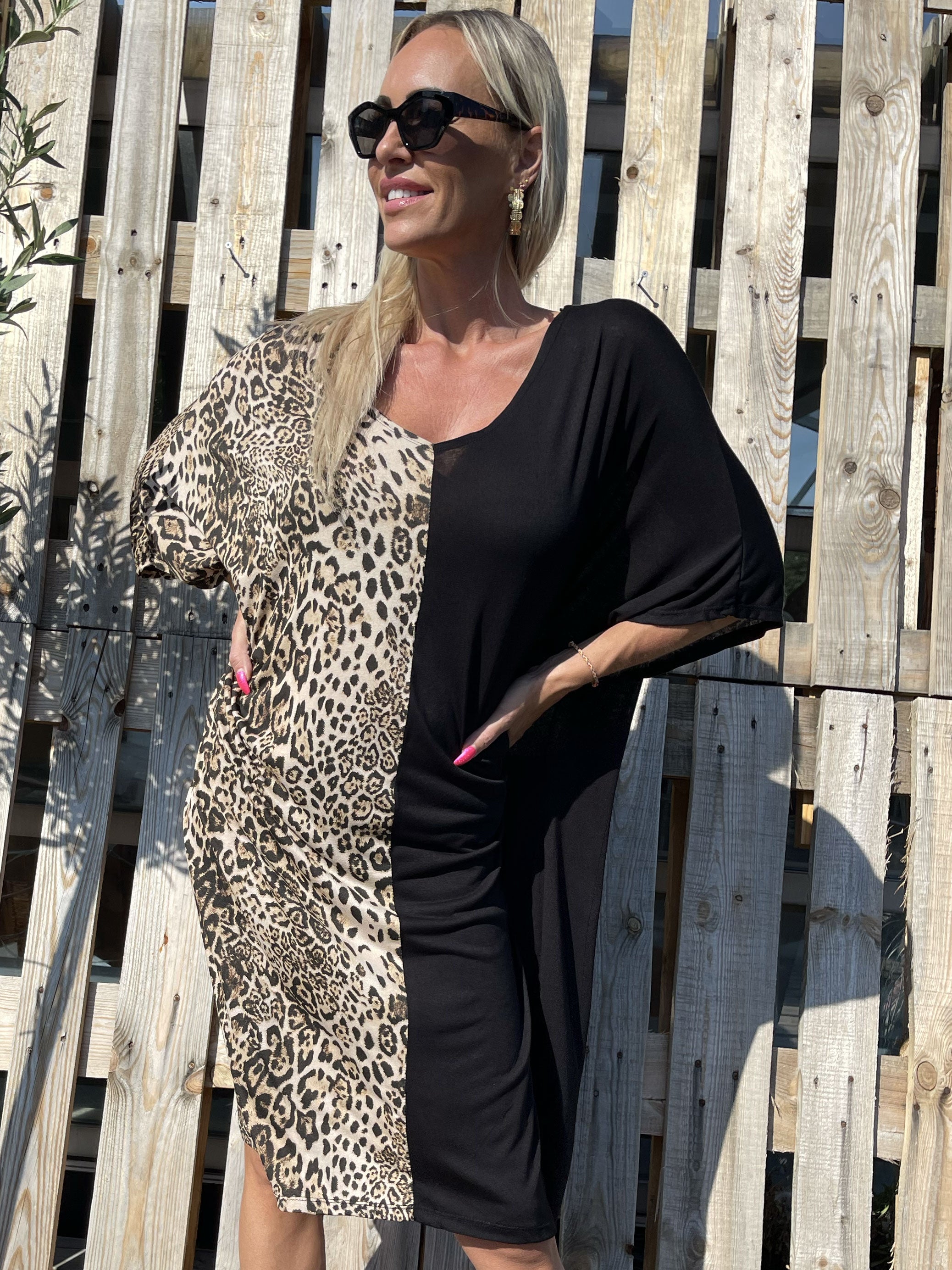 Evie - Sort kjole med leopardprint