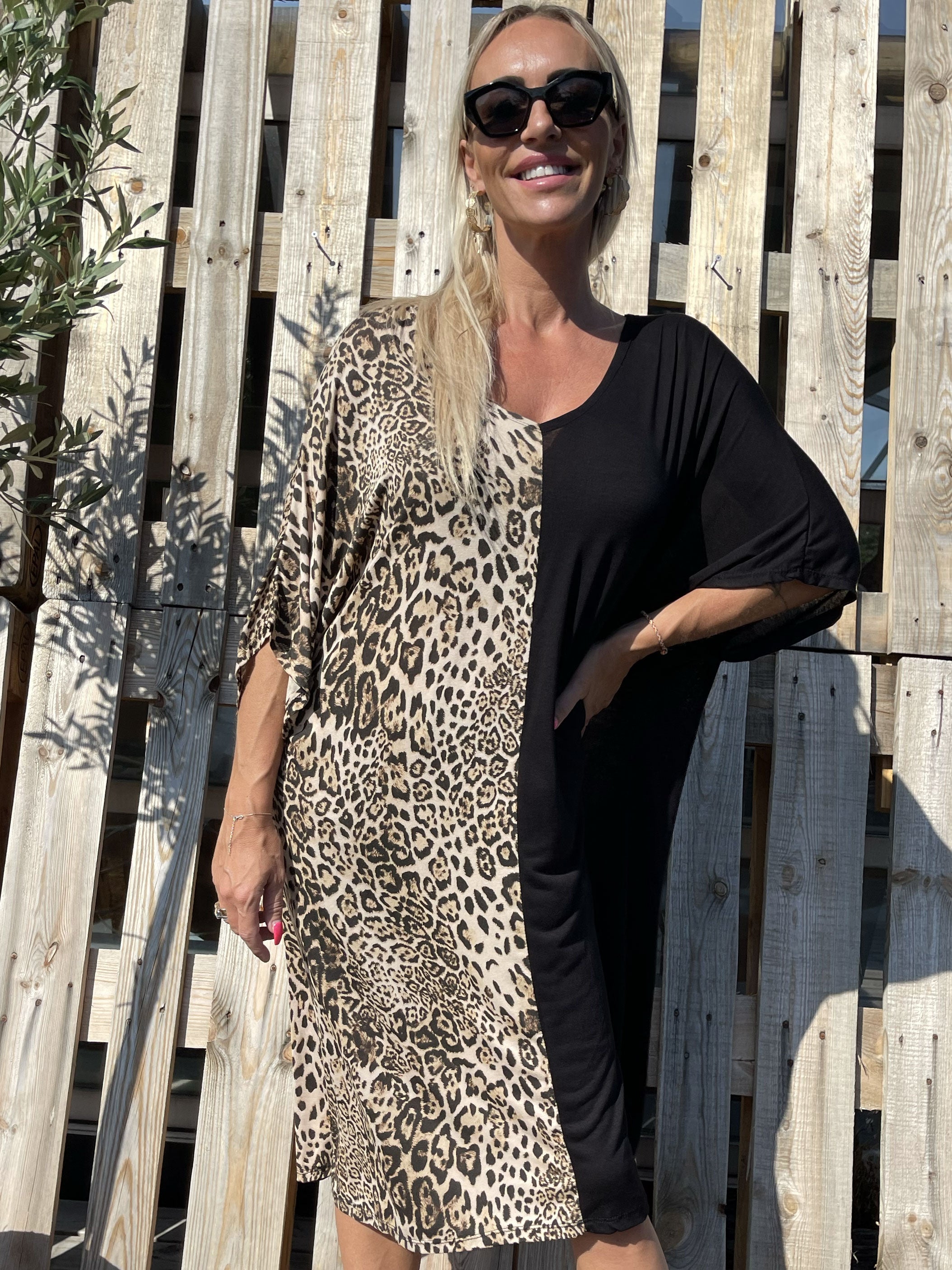 Evie - Sort kjole med leopardprint