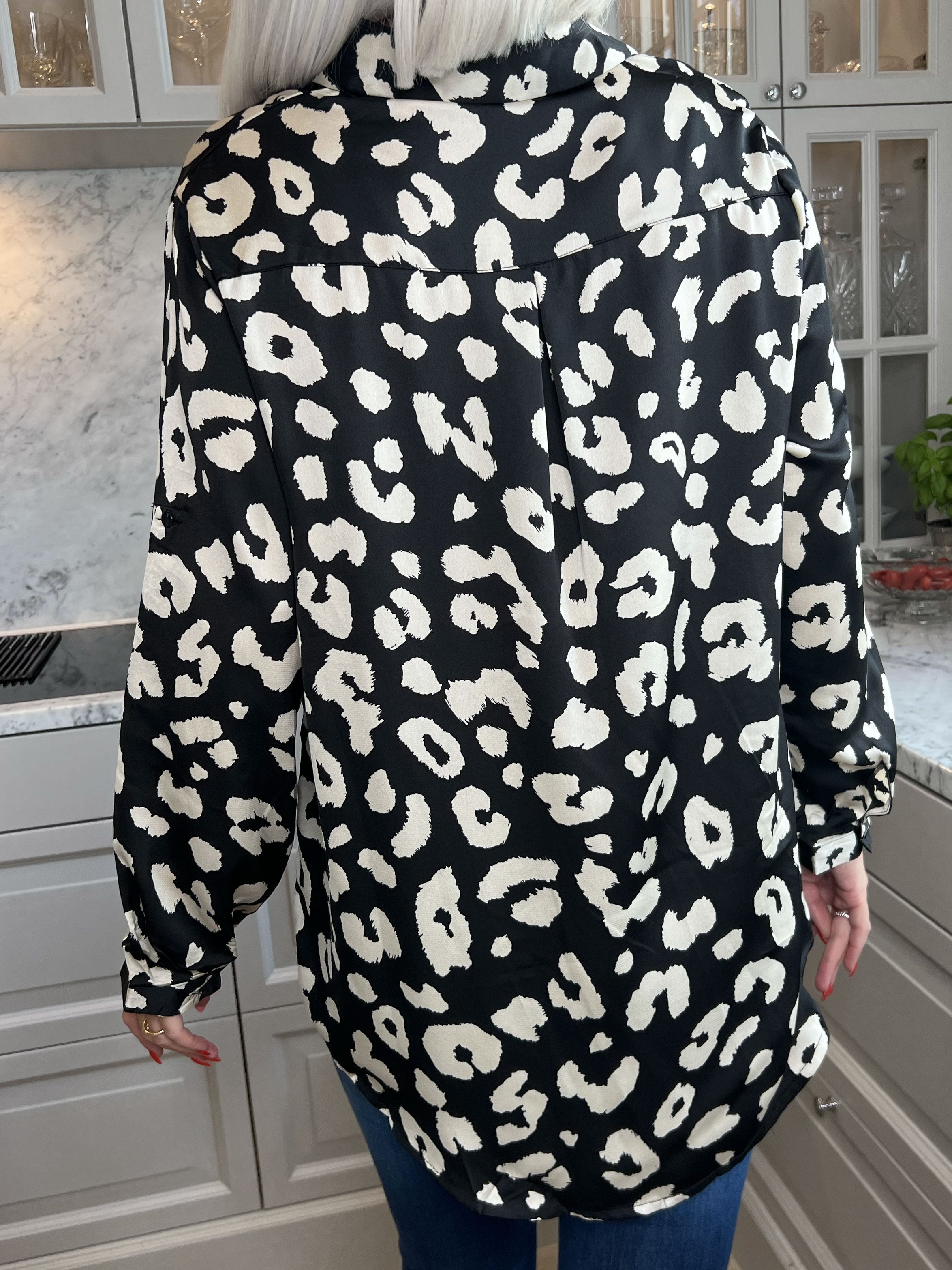 Fadia - Sød leopardskjorte i silkelook