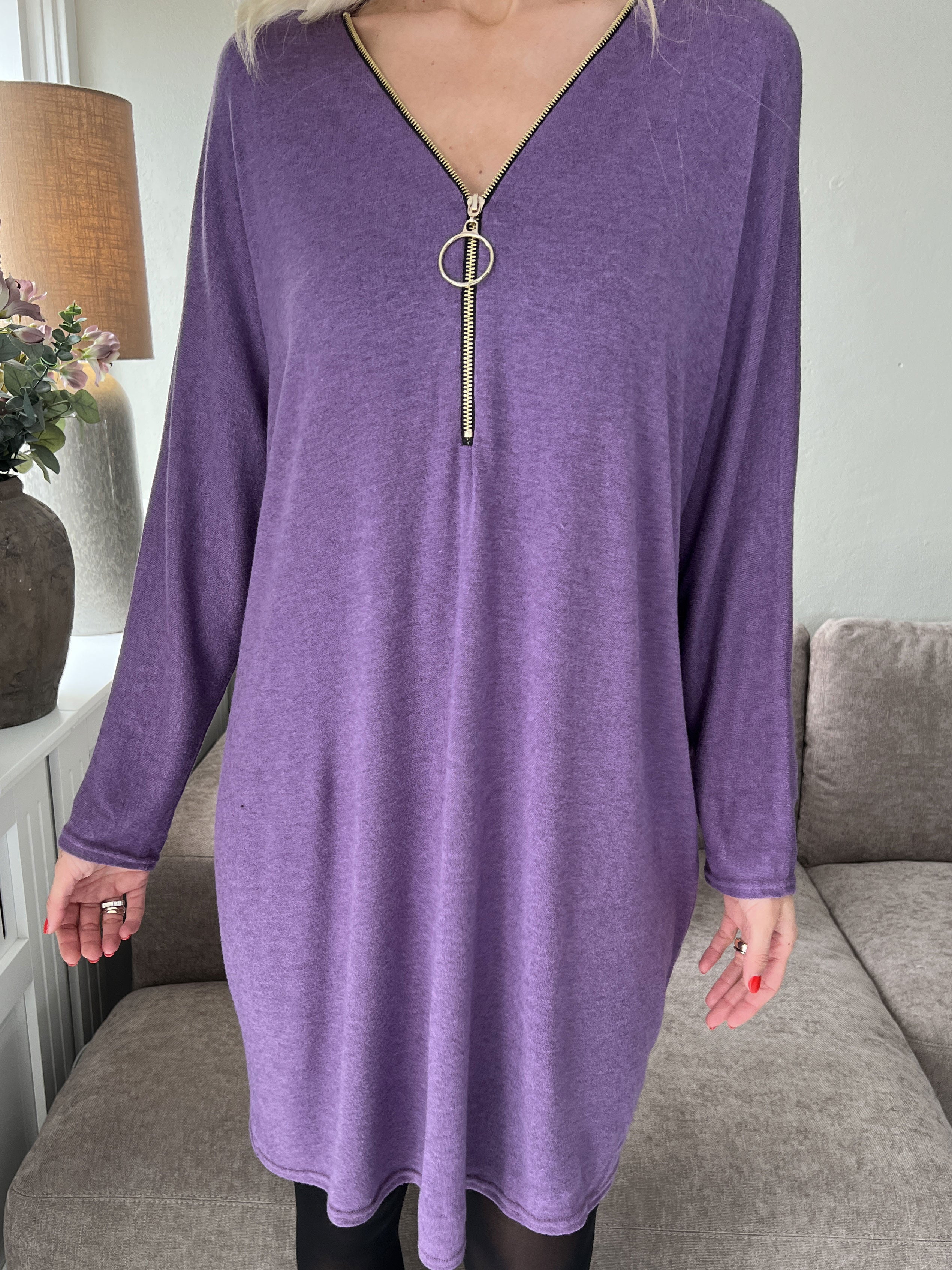 Filippa - Blød strikkjole med lynlås